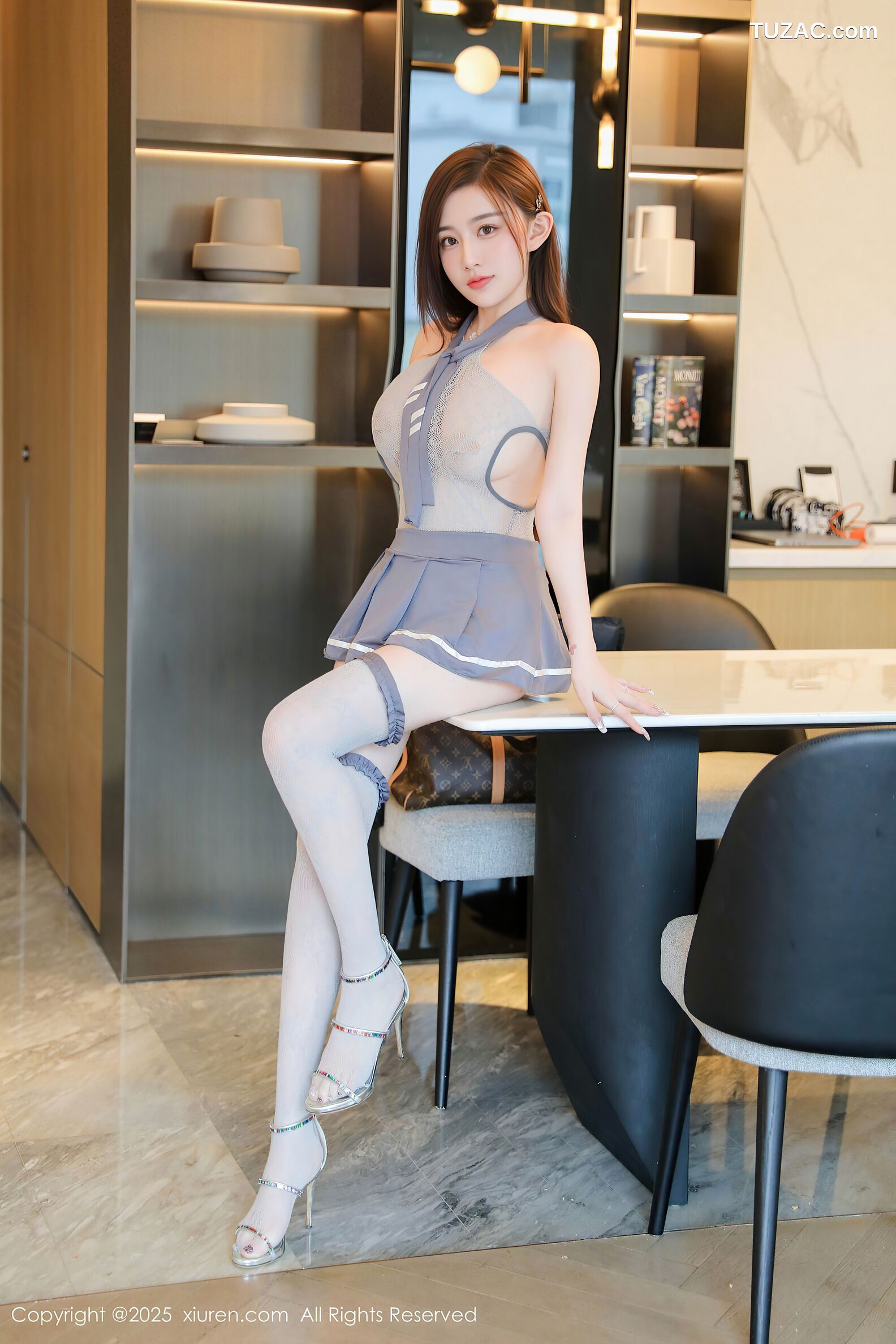 XiuRen秀人网-10375-奶油猫呀-灰短裙情趣轻透灰T爆乳-2025.06.06