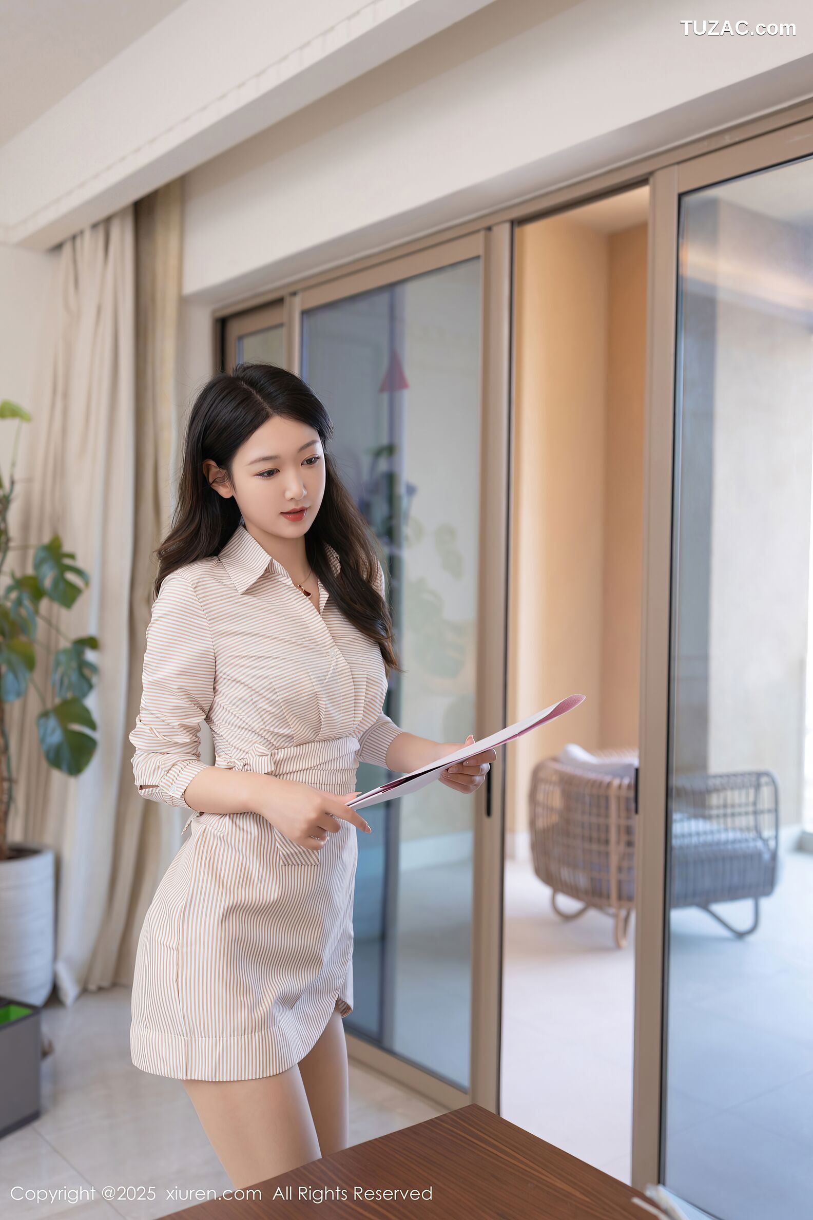 XiuRen秀人网-10384-唐安琪-OL浅色裙装肉丝-2025.06.09