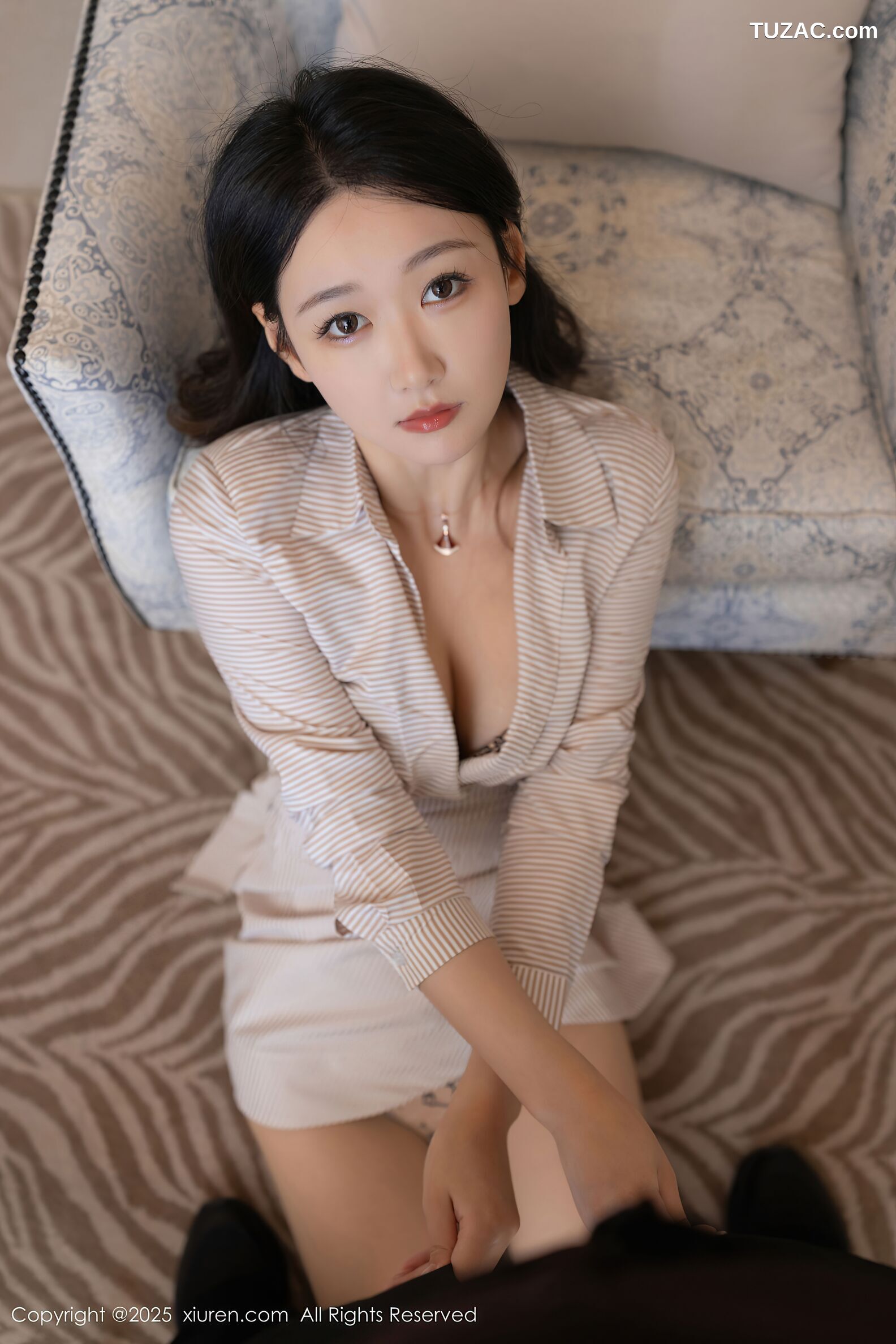 XiuRen秀人网-10384-唐安琪-OL浅色裙装肉丝-2025.06.09