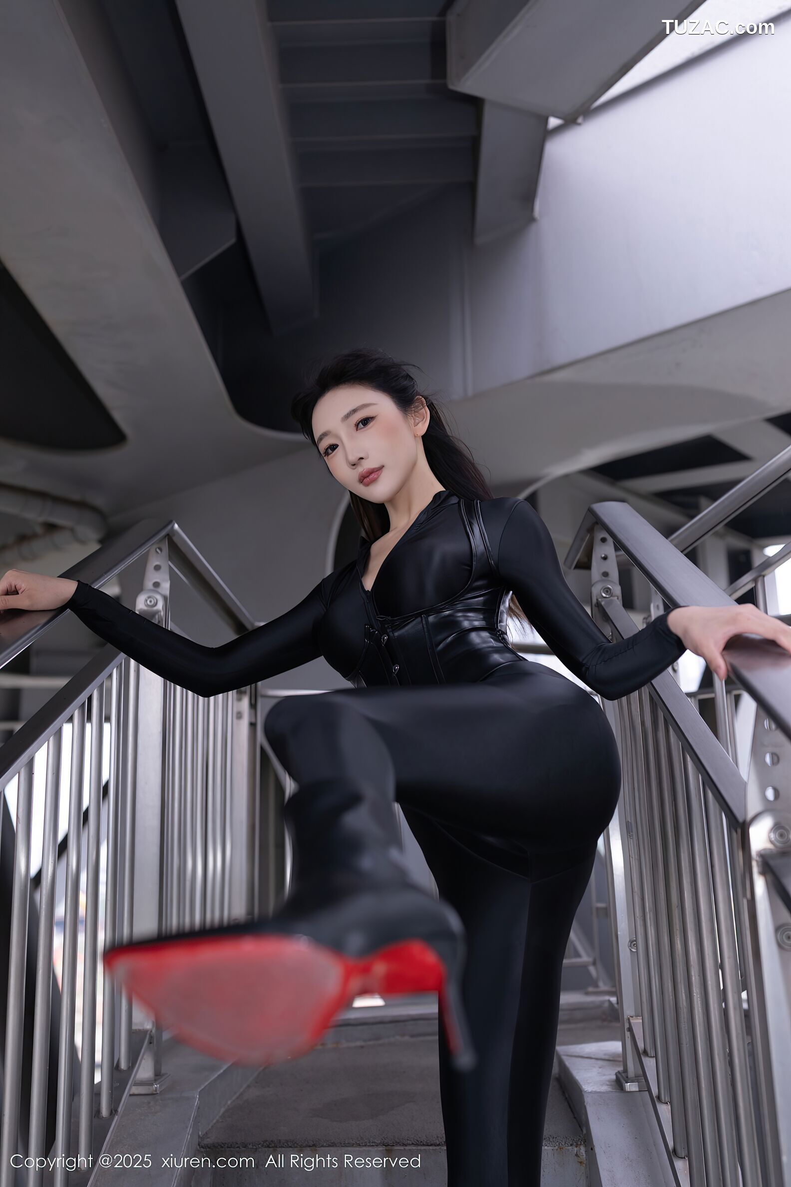 XiuRen秀人网-10404-陆萱萱-紧身黑胶衣黑丝爆乳-2025.06.12