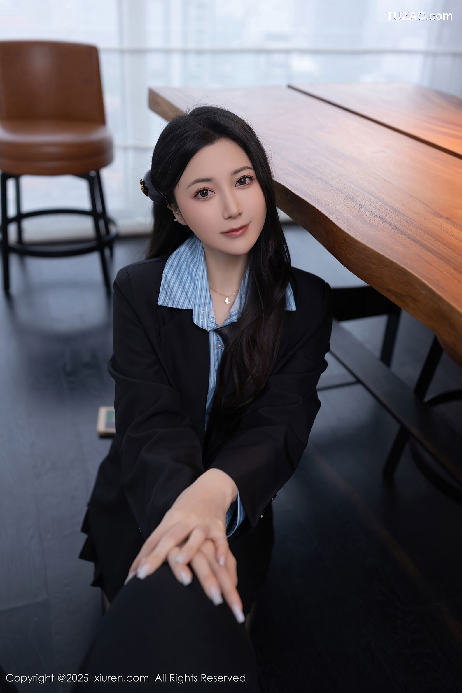 XiuRen秀人网-10412-鱼子酱Fish-蓝衬衫黑色短裙黑丝女生-2025.06.13