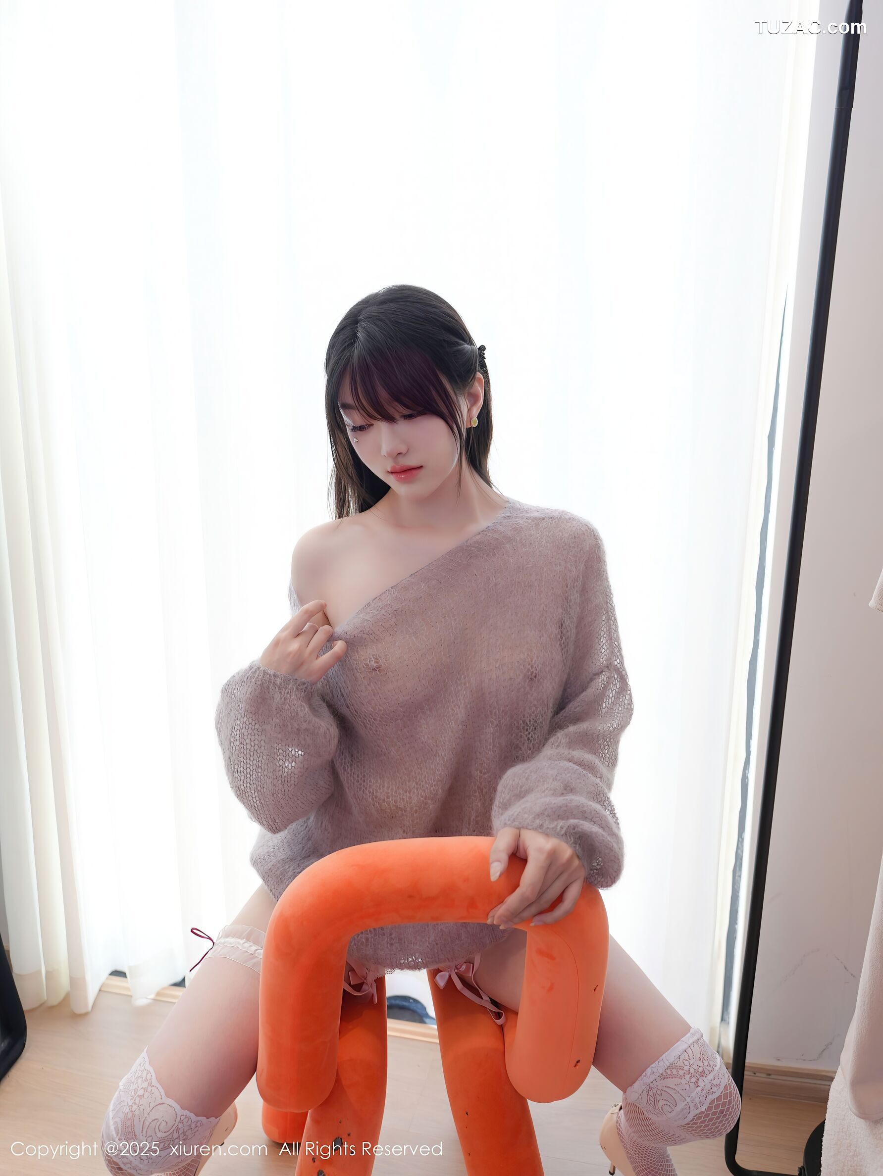 XiuRen秀人网-10416-白露lulu-灰色针织衫粉色情趣内衣白丝爆乳-2025.06.16