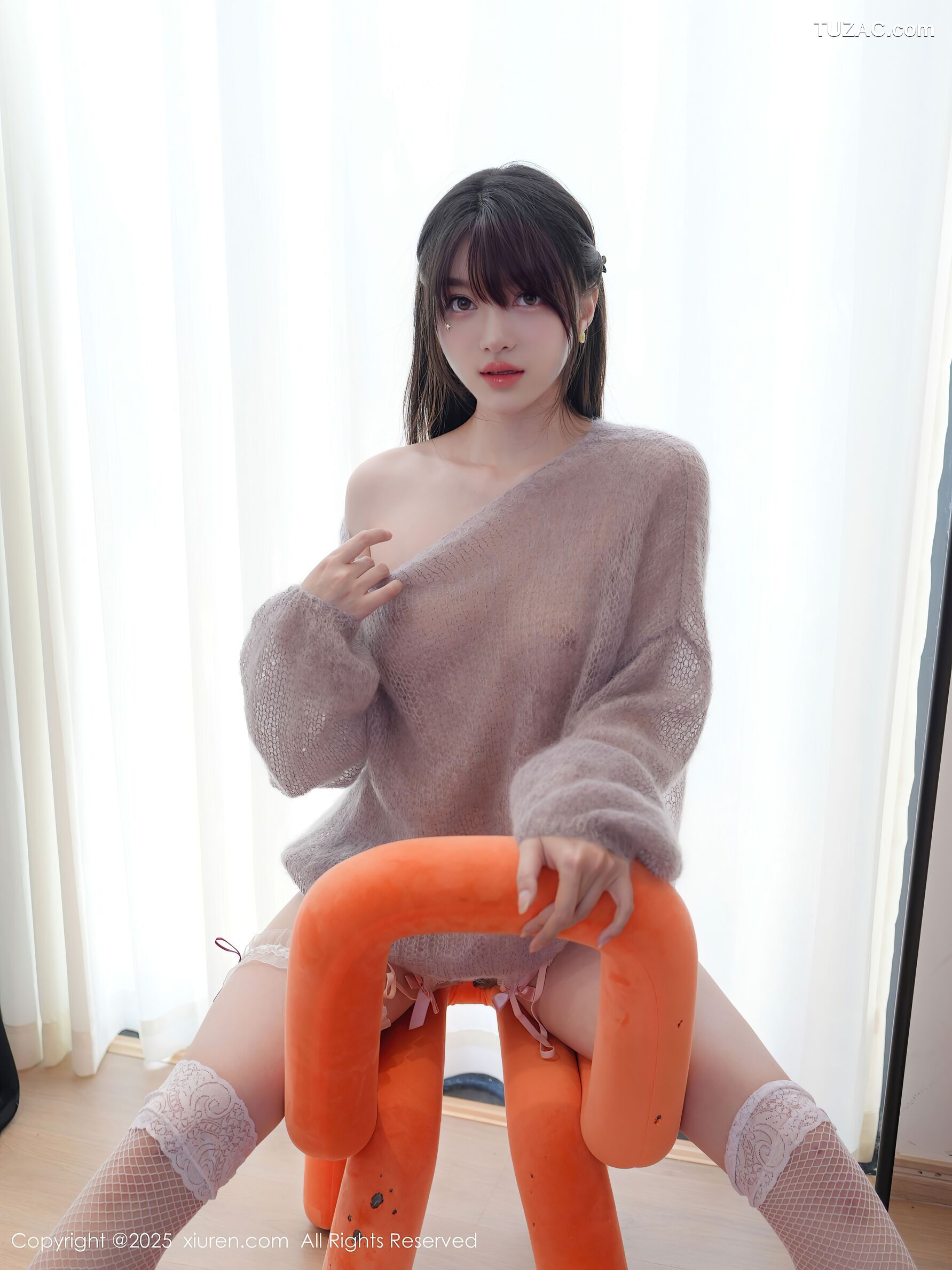 XiuRen秀人网-10416-白露lulu-灰色针织衫粉色情趣内衣白丝爆乳-2025.06.16