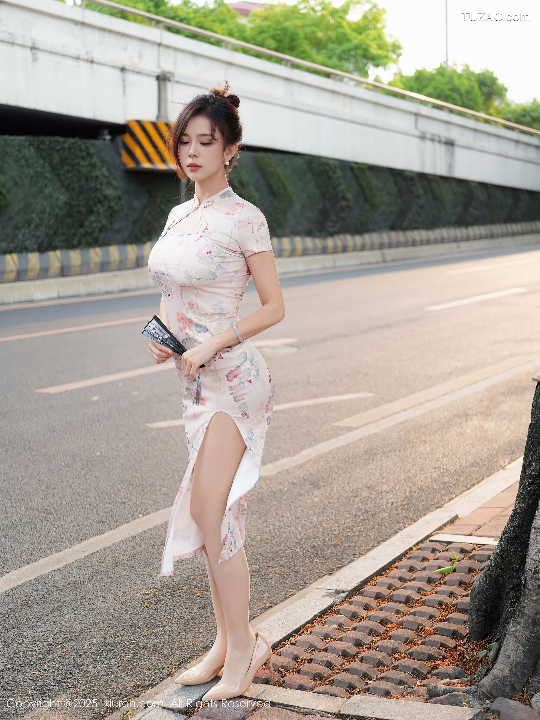 XiuRen秀人网-10419-玫瑰我爱你-街拍浅色旗袍珠链内衣-2025.06.17