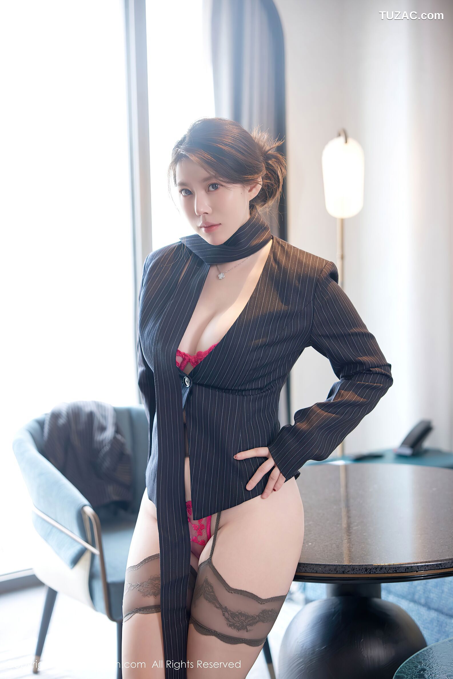 XiuRen秀人网-10422-白茹雪Abby-黑色条纹外套玫红情趣内衣-2025.06.17