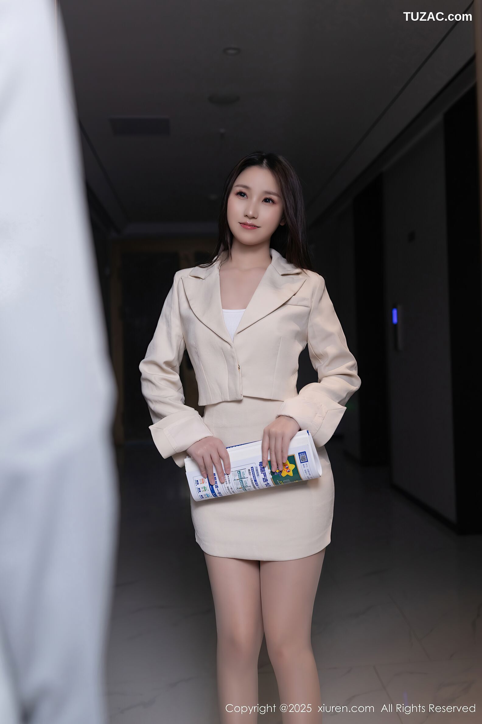 XiuRen秀人网-10428-杏子Yada-OL乳白色裙装肉色丝袜-2025.06.18