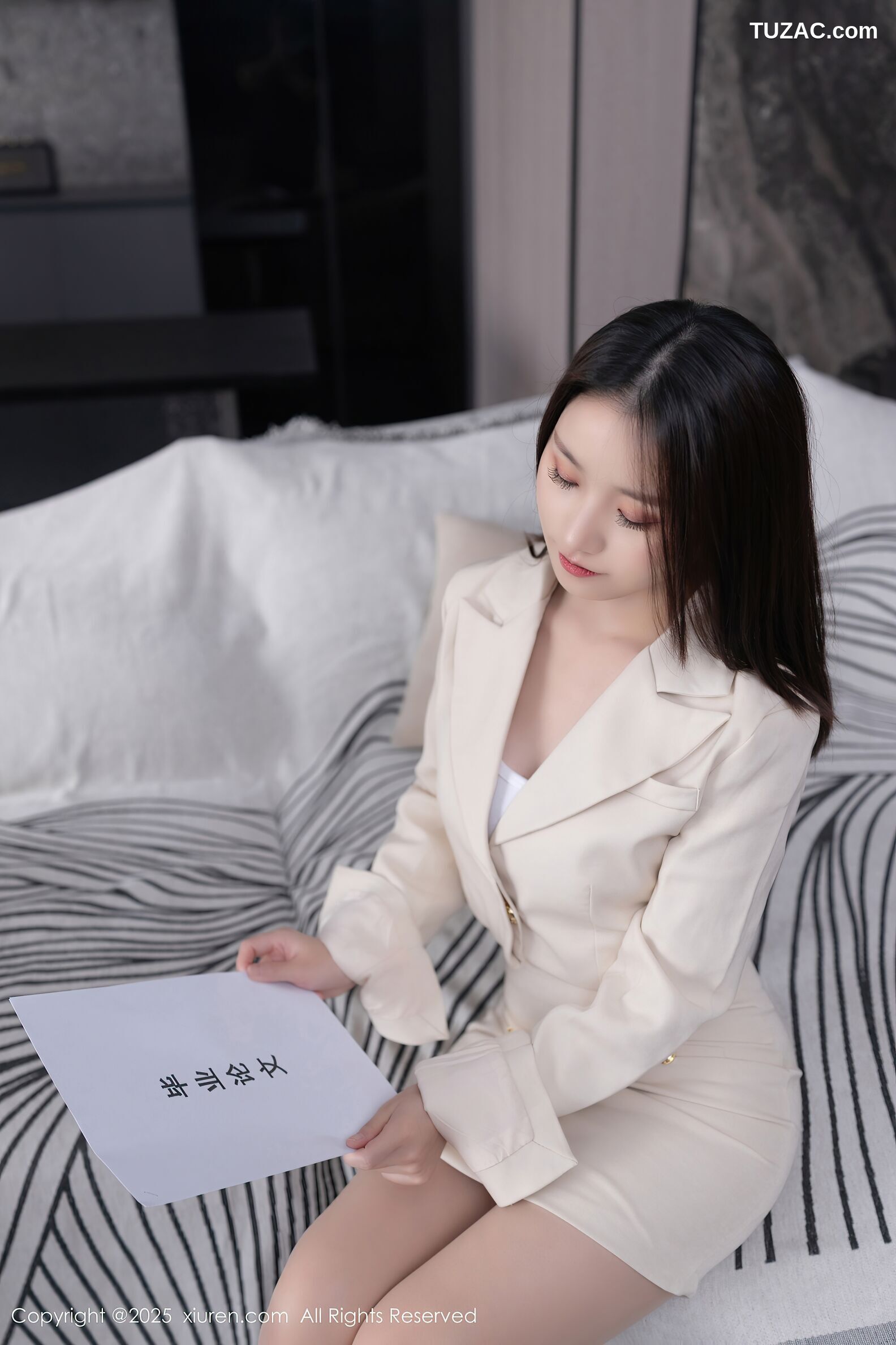 XiuRen秀人网-10428-杏子Yada-OL乳白色裙装肉色丝袜-2025.06.18