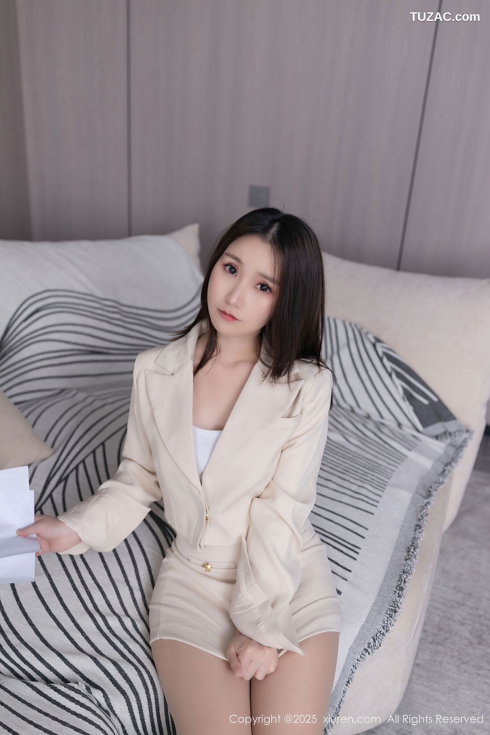 XiuRen秀人网-10428-杏子Yada-OL乳白色裙装肉色丝袜-2025.06.18