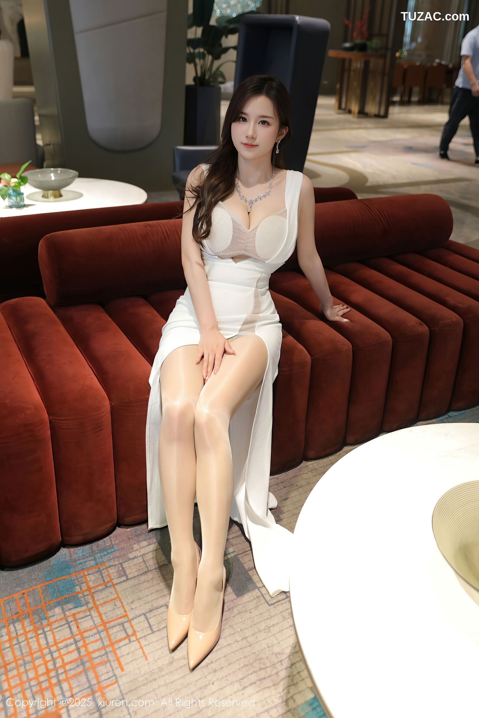 XiuRen秀人网-10429-小肉肉咪-街拍白色礼裙肉丝-2025.06.18