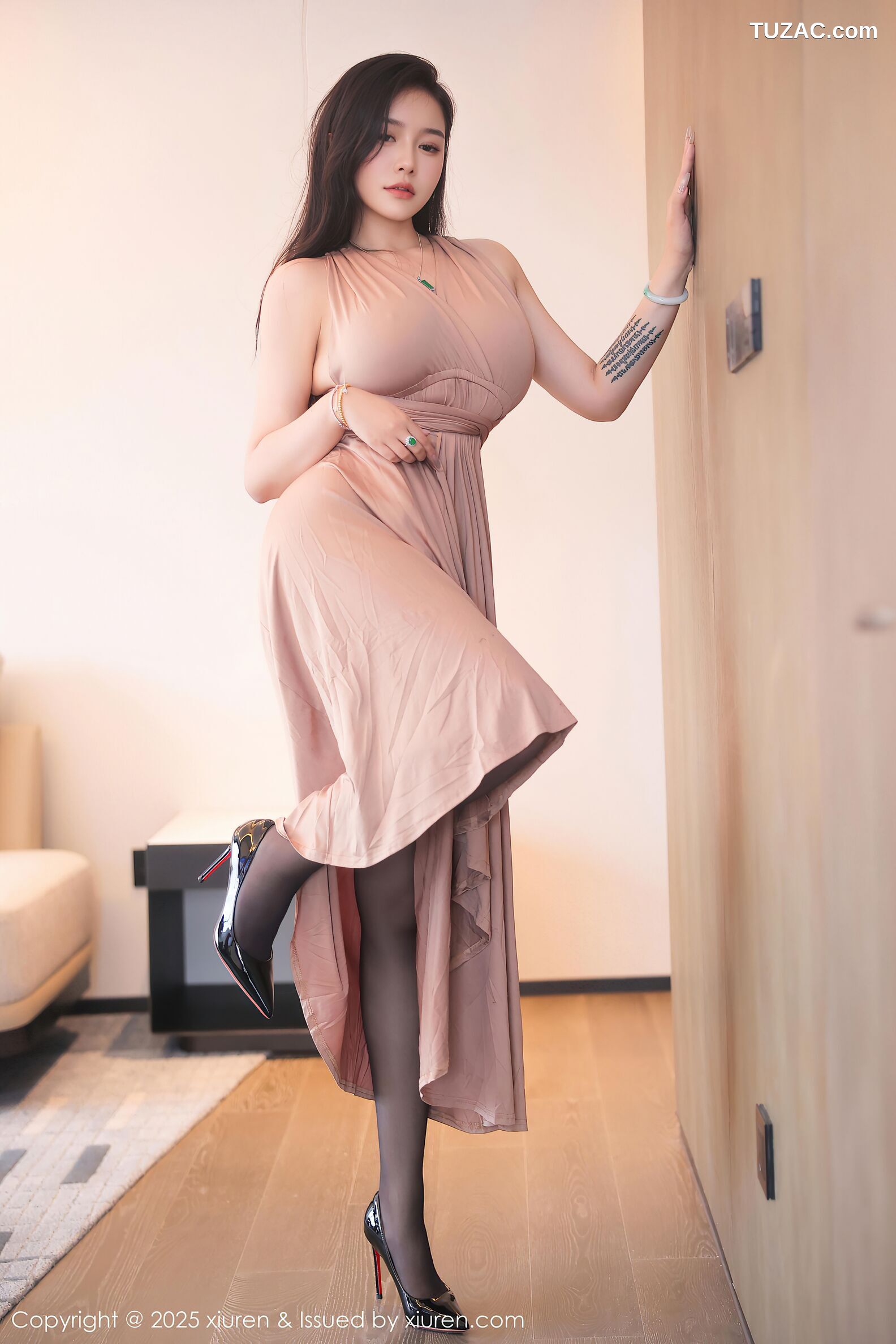 XiuRen秀人网-10432-娜比-暖粉色礼服长裙翘臀黑丝-2025.06.19