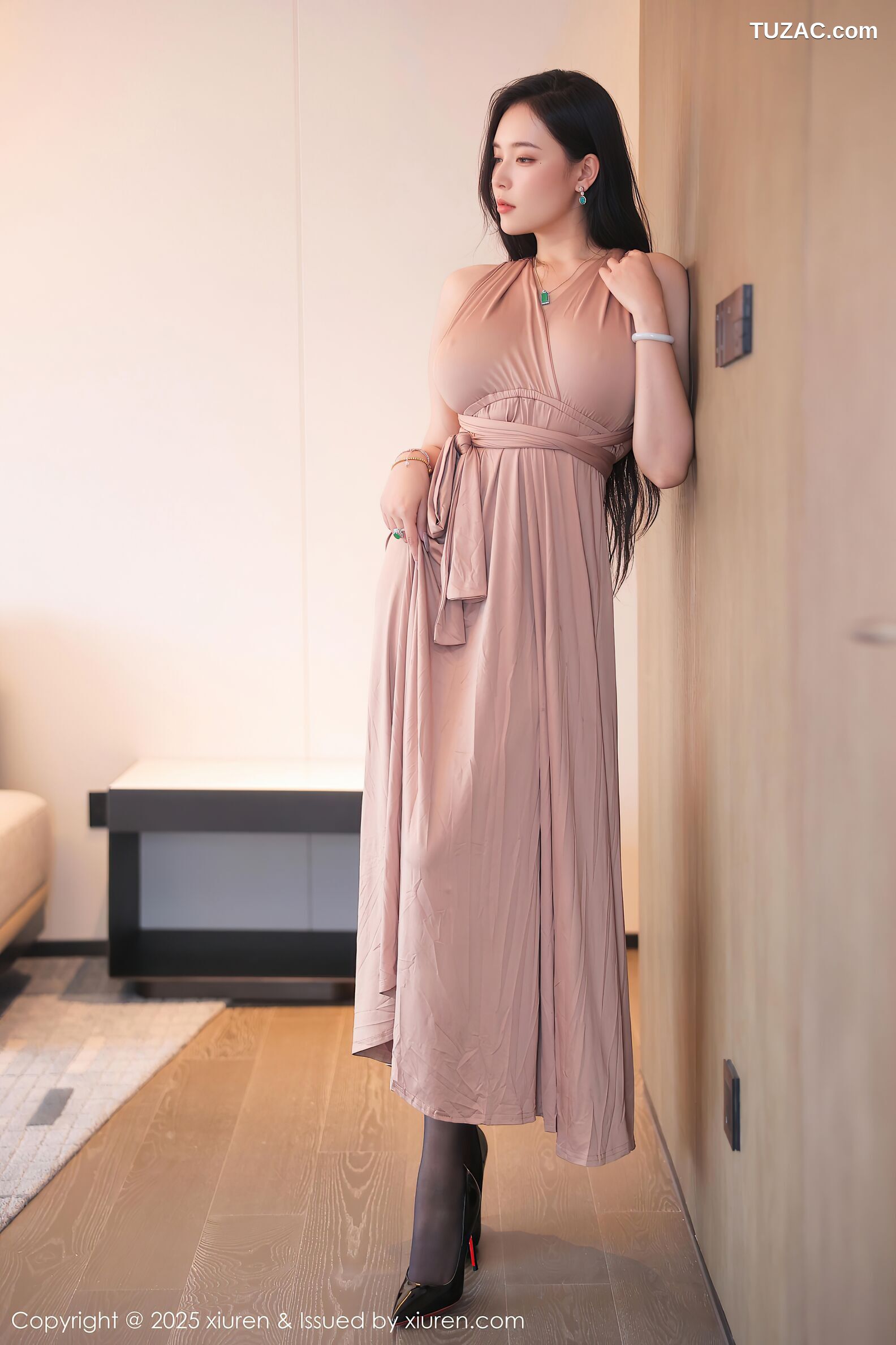 XiuRen秀人网-10432-娜比-暖粉色礼服长裙翘臀黑丝-2025.06.19