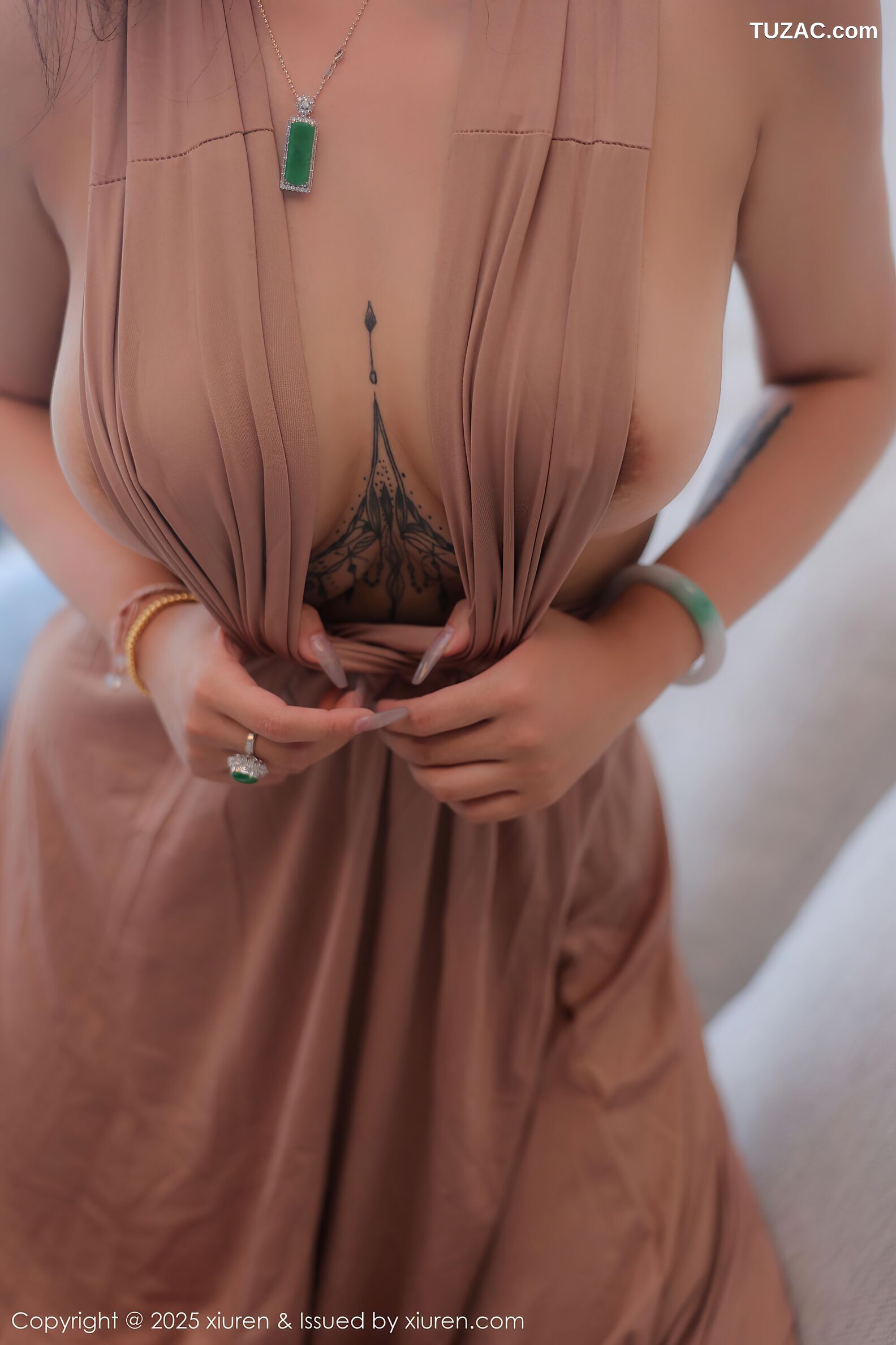 XiuRen秀人网-10432-娜比-暖粉色礼服长裙翘臀黑丝-2025.06.19