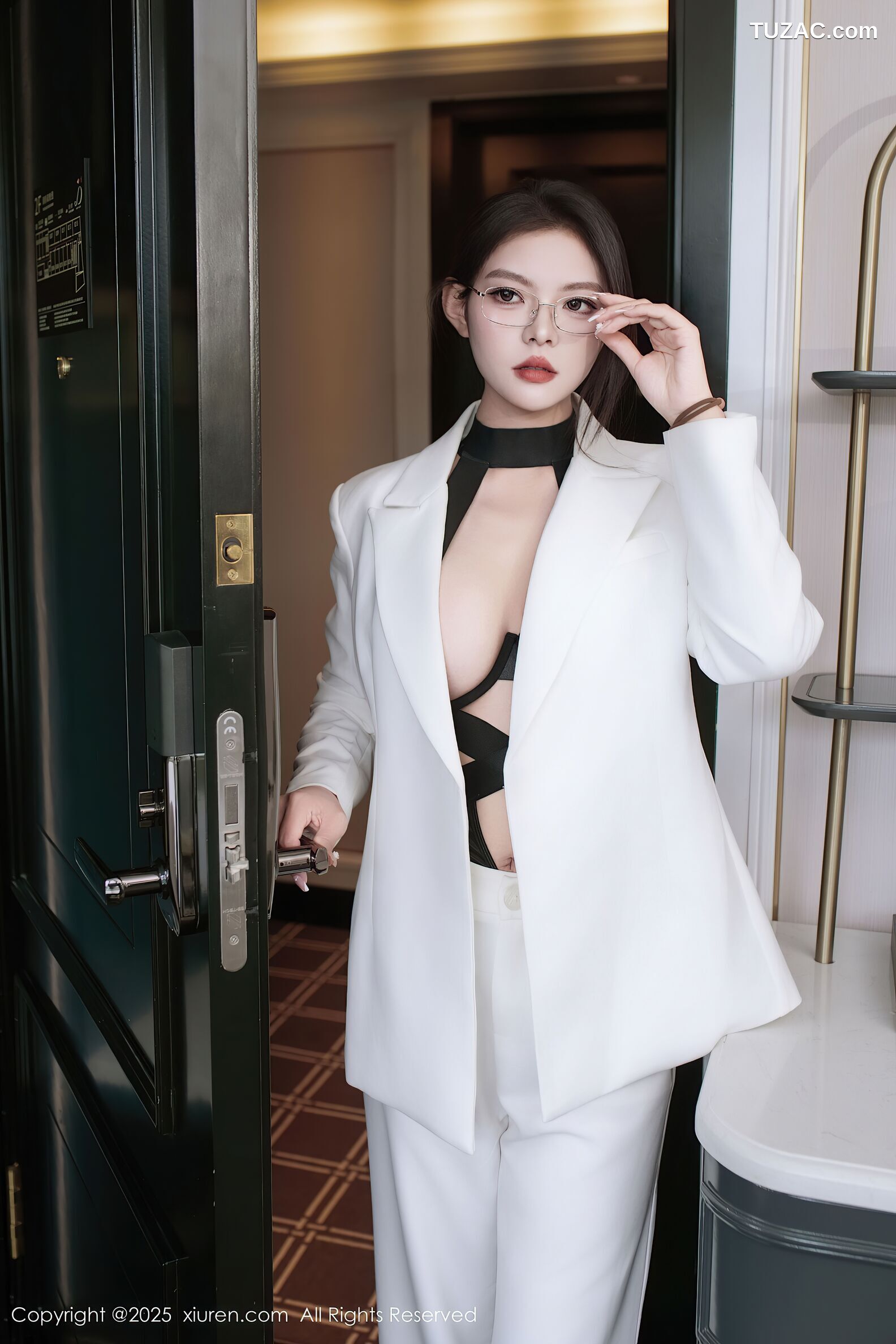 XiuRen秀人网-10464-冬安-OL白色西服套装黑绑带情趣内衣-2025.06.26