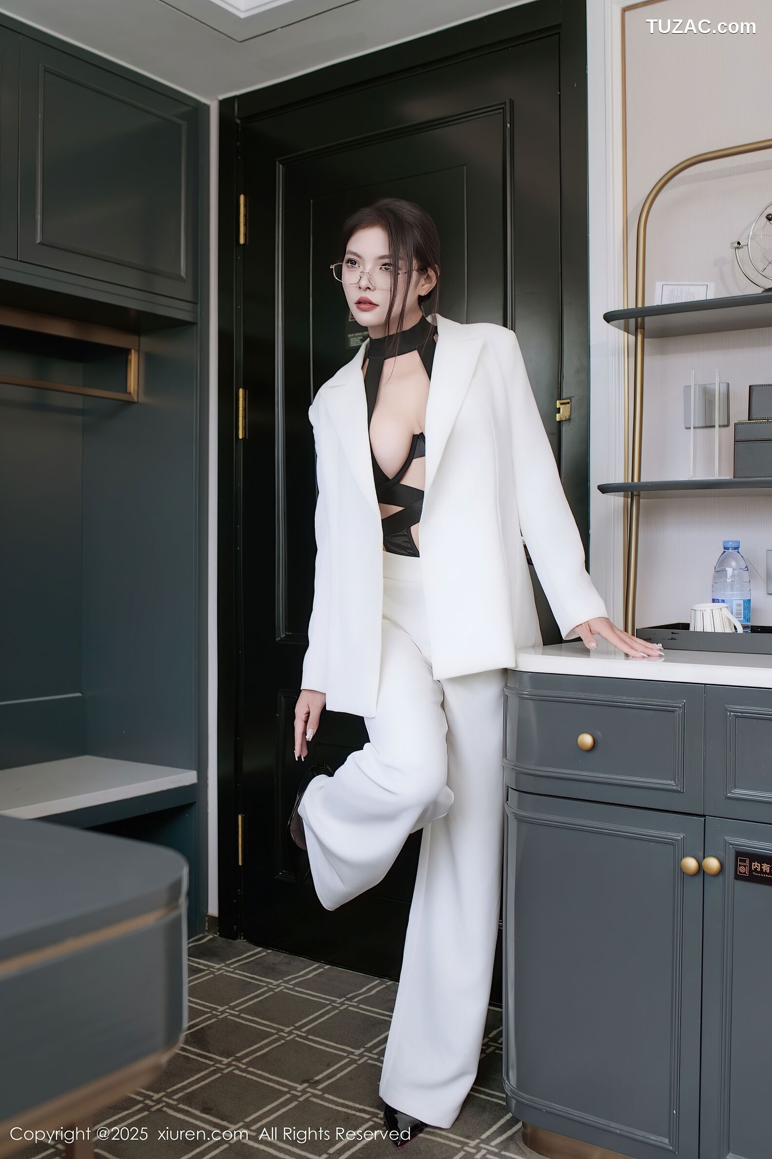 XiuRen秀人网-10464-冬安-OL白色西服套装黑绑带情趣内衣-2025.06.26