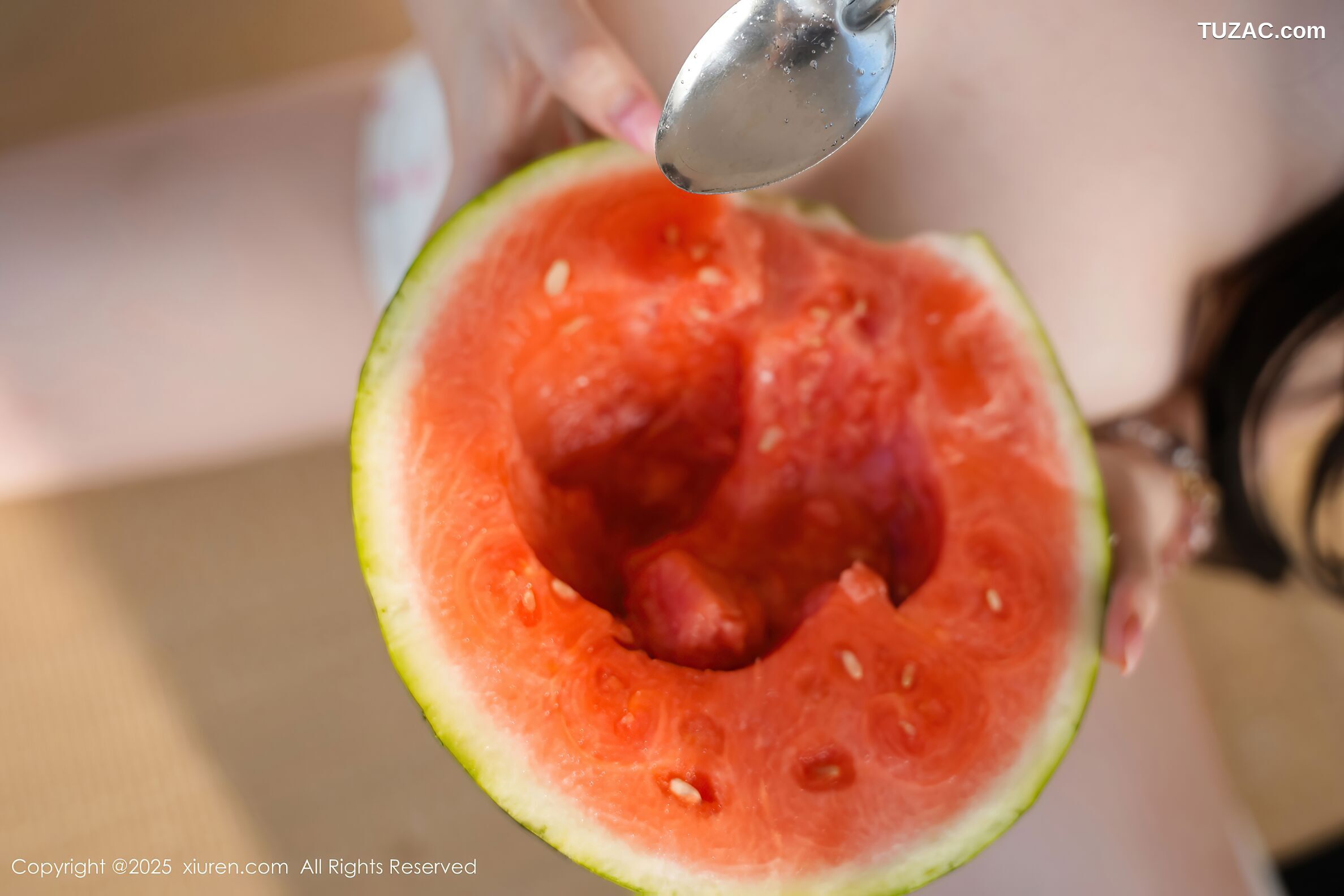 XiuRen秀人网-10483-软情-白色吊带短裙白色丝袜-2025.06.30