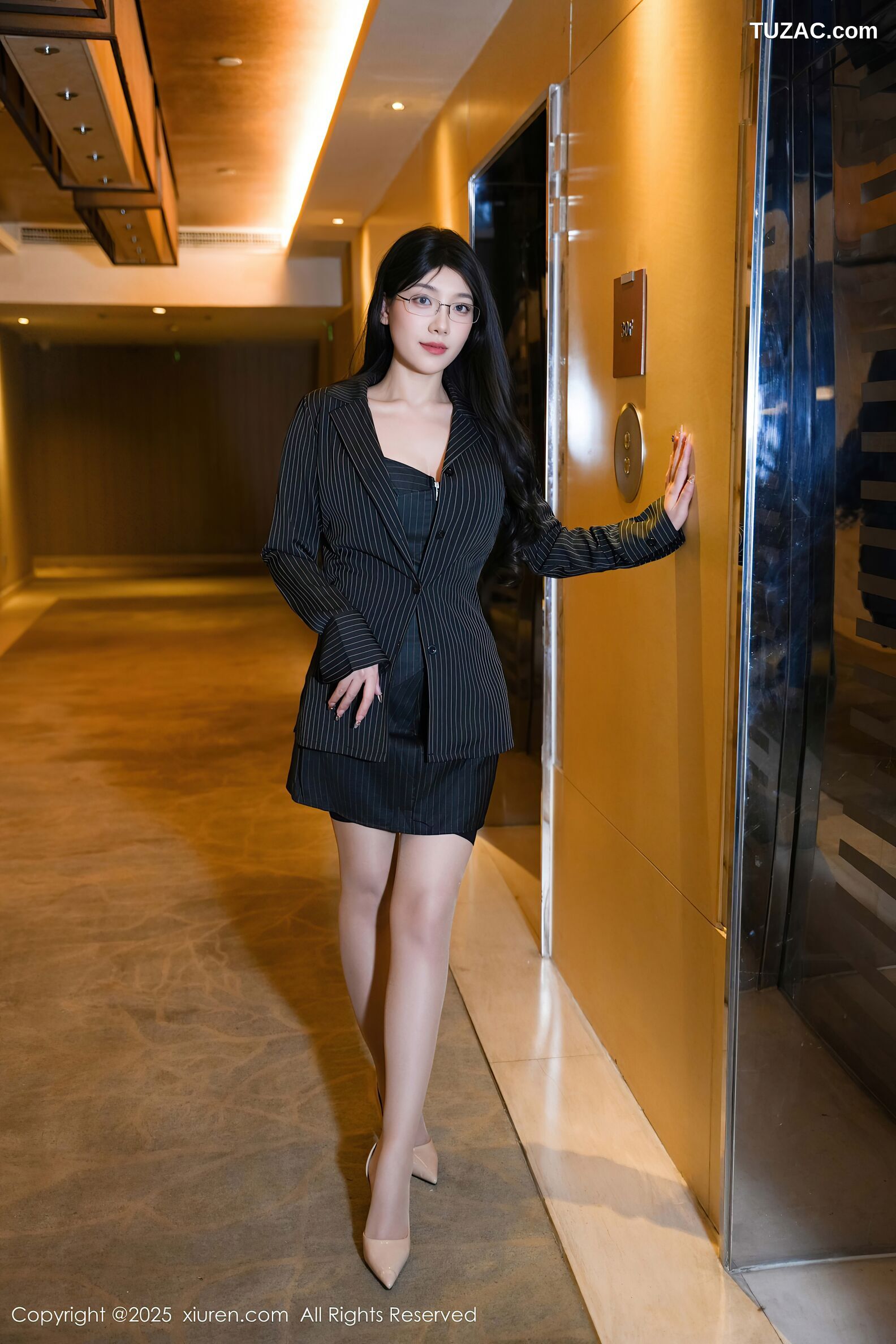 XiuRen秀人网-10487-美悠-OL黑条纹外套黑色情趣内衣-2025.07.01