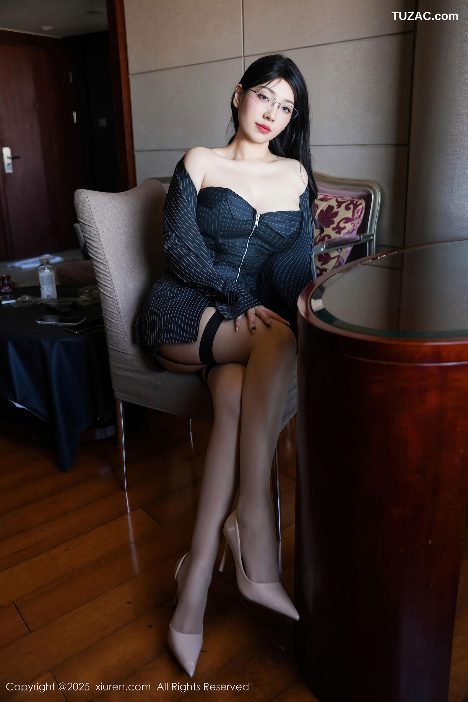 XiuRen秀人网-10487-美悠-OL黑条纹外套黑色情趣内衣-2025.07.01