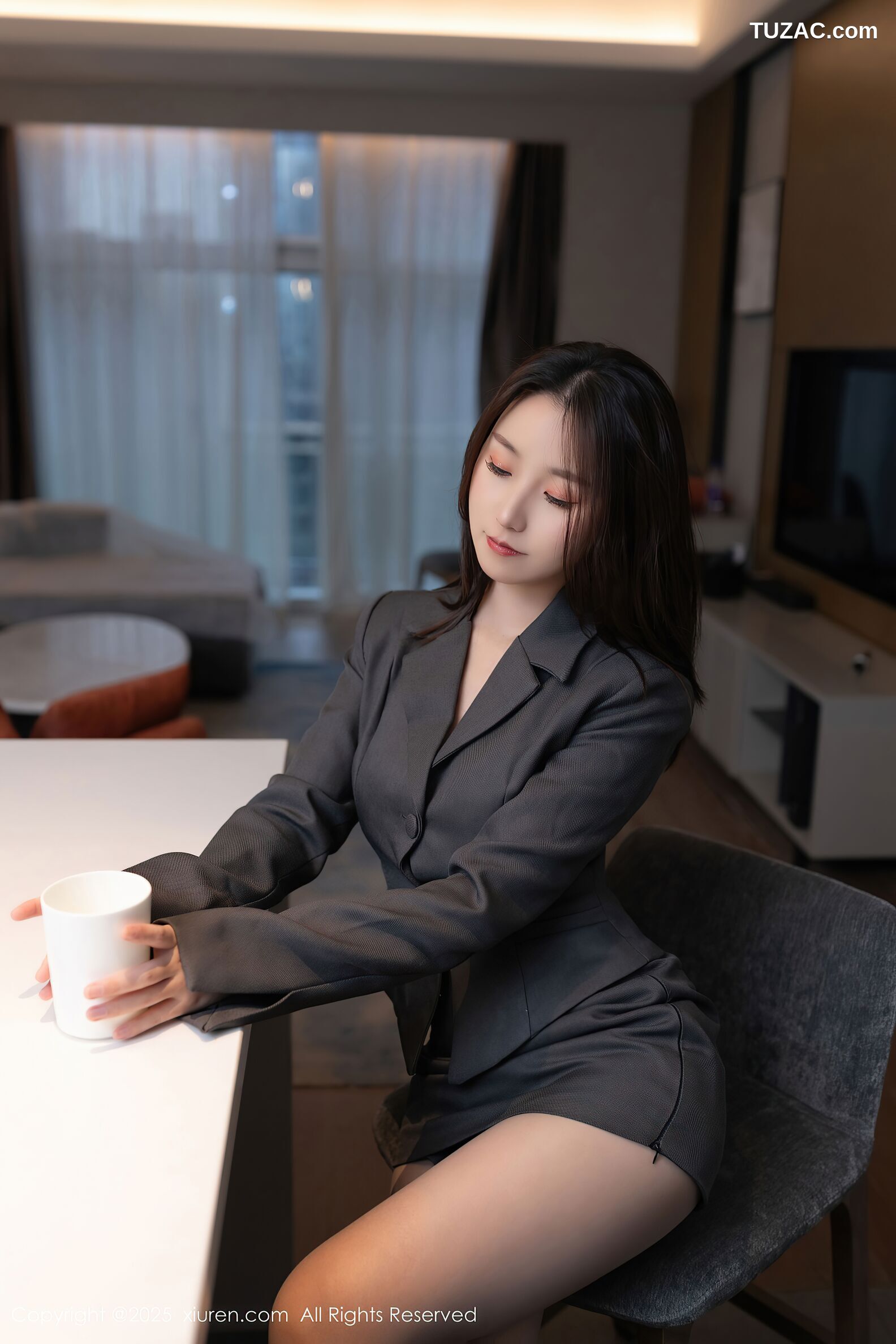 XiuRen秀人网-10497-杏子Yada-OL灰色裙装白色内衣-2025.07.02