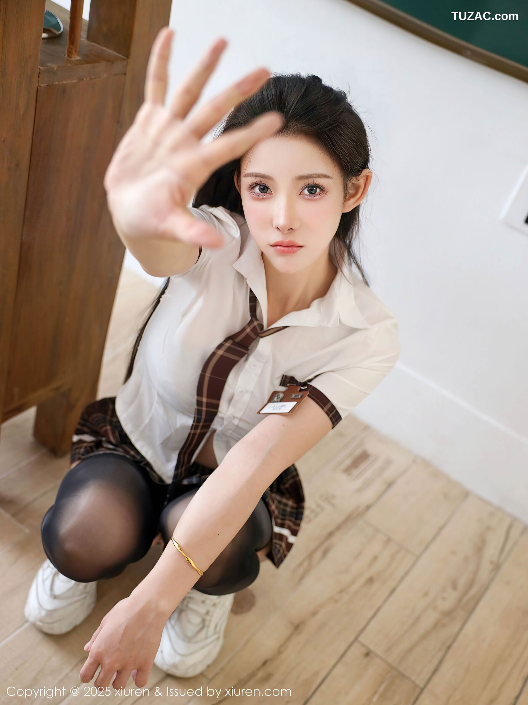 XiuRen秀人网-10512-梨霜儿-JK女学生白衬衫短裙教室场景-2025.07.04