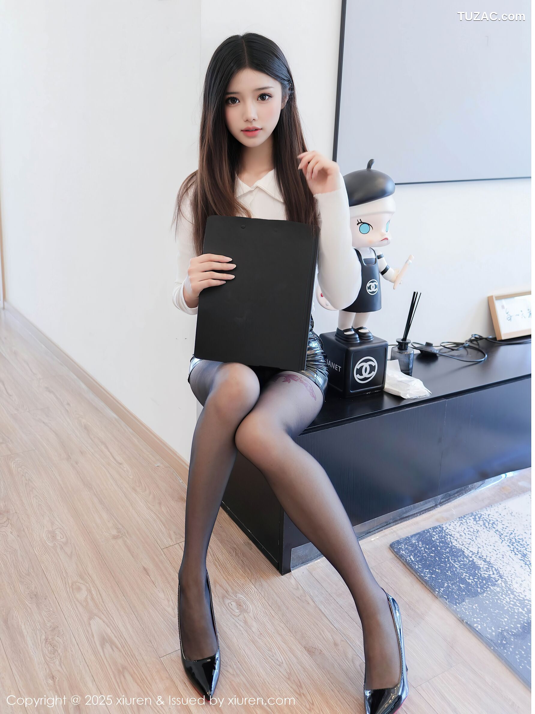 XiuRen秀人网-10515-琉璃ww-白T黑色短裙黑丝灰色吊带爆乳-2025.07.07