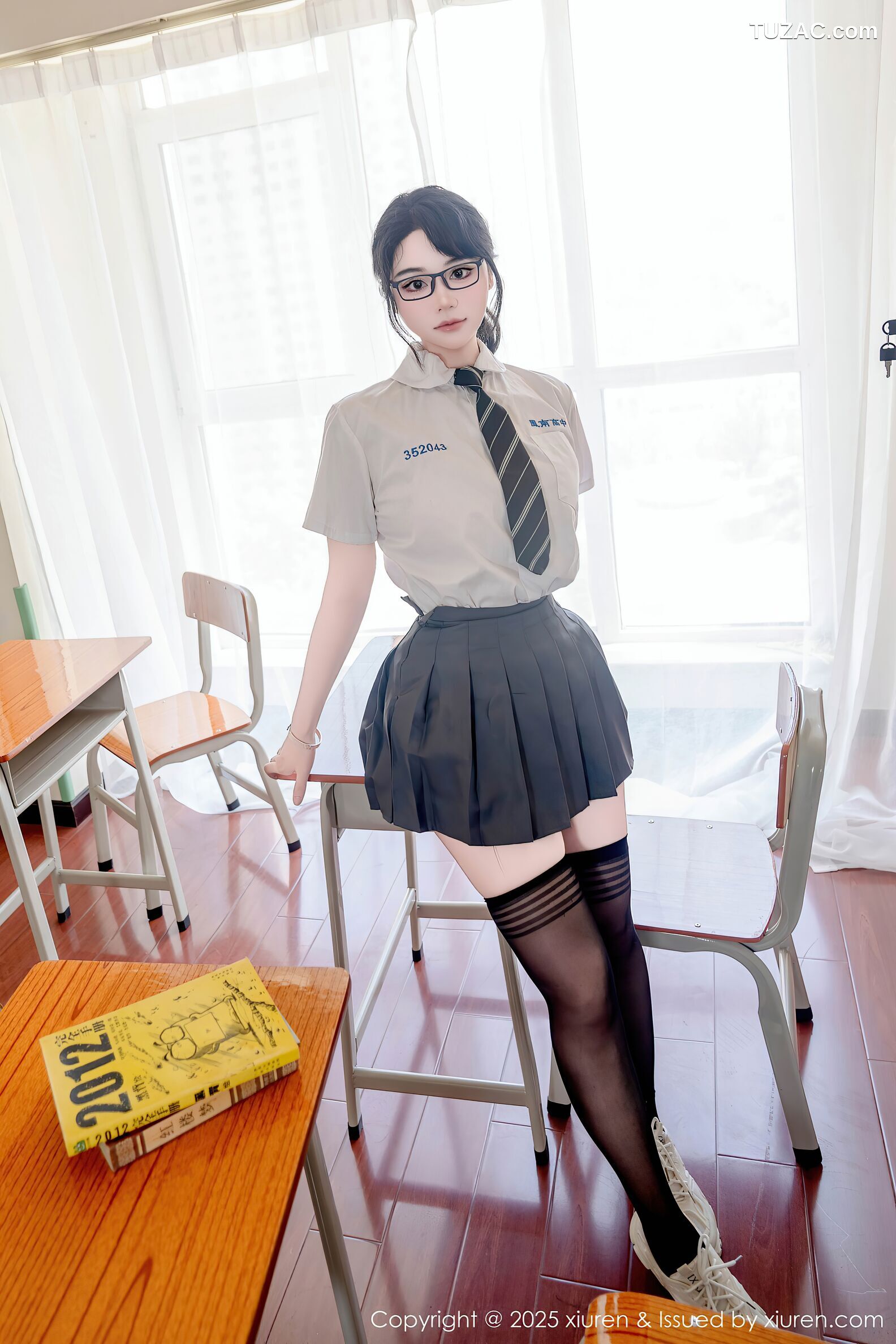 XiuRen秀人网-10530-汐汐爱吃草莓-新学校新生活短裙女学生爆乳-2025.07.10