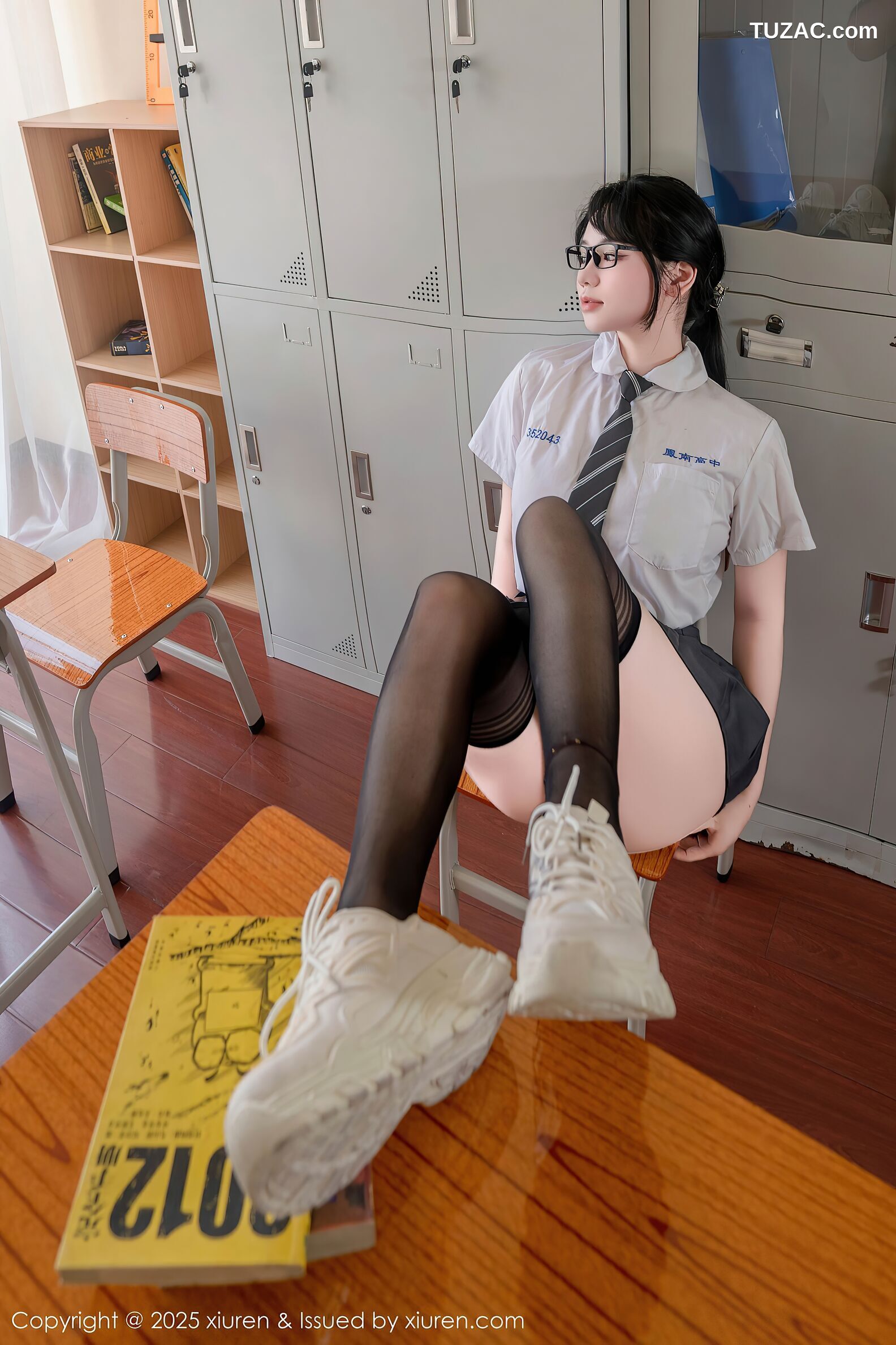 XiuRen秀人网-10530-汐汐爱吃草莓-新学校新生活短裙女学生爆乳-2025.07.10