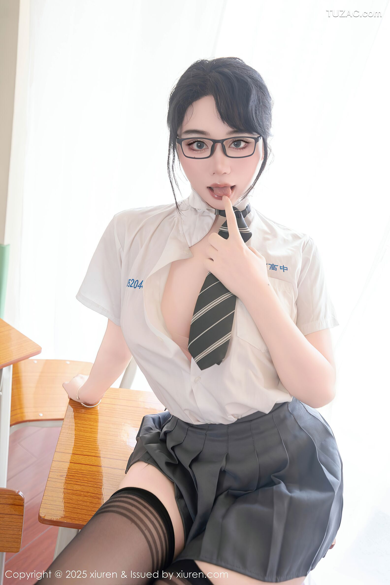 XiuRen秀人网-10530-汐汐爱吃草莓-新学校新生活短裙女学生爆乳-2025.07.10