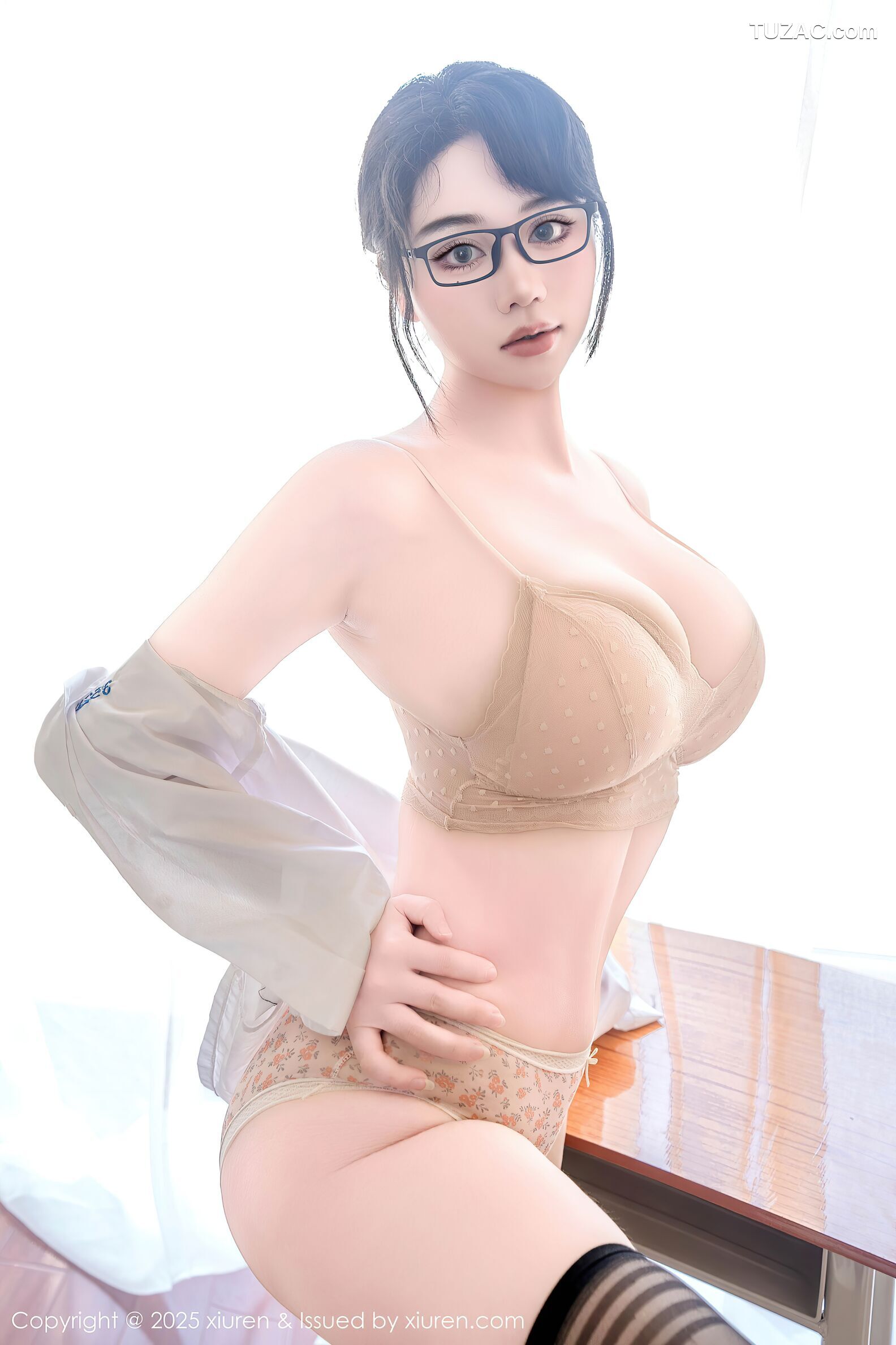 XiuRen秀人网-10530-汐汐爱吃草莓-新学校新生活短裙女学生爆乳-2025.07.10