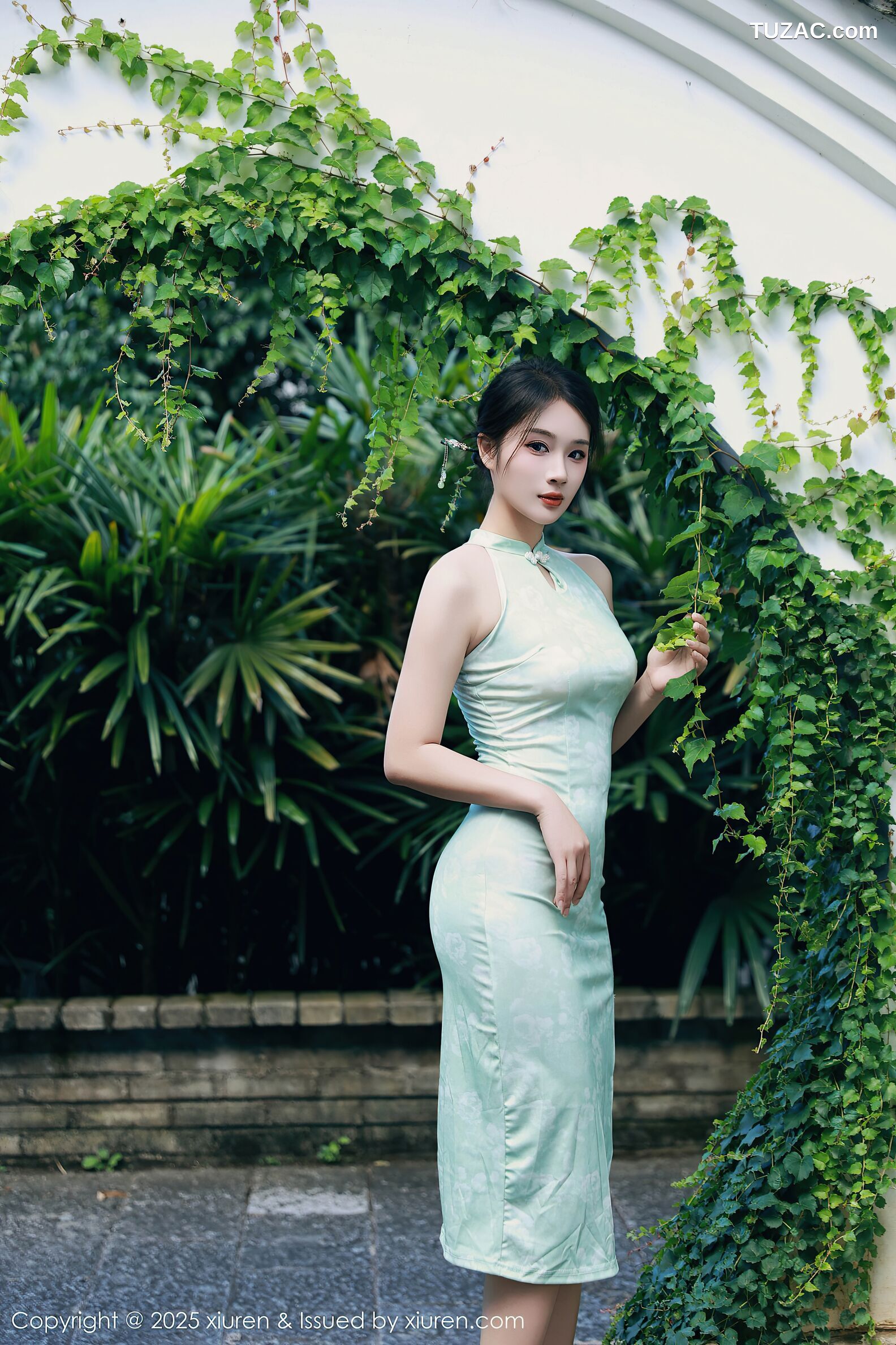 XiuRen秀人网-10538-南乔-浅绿色旗袍户外-透视白纱湿身爆乳-2025.07.11