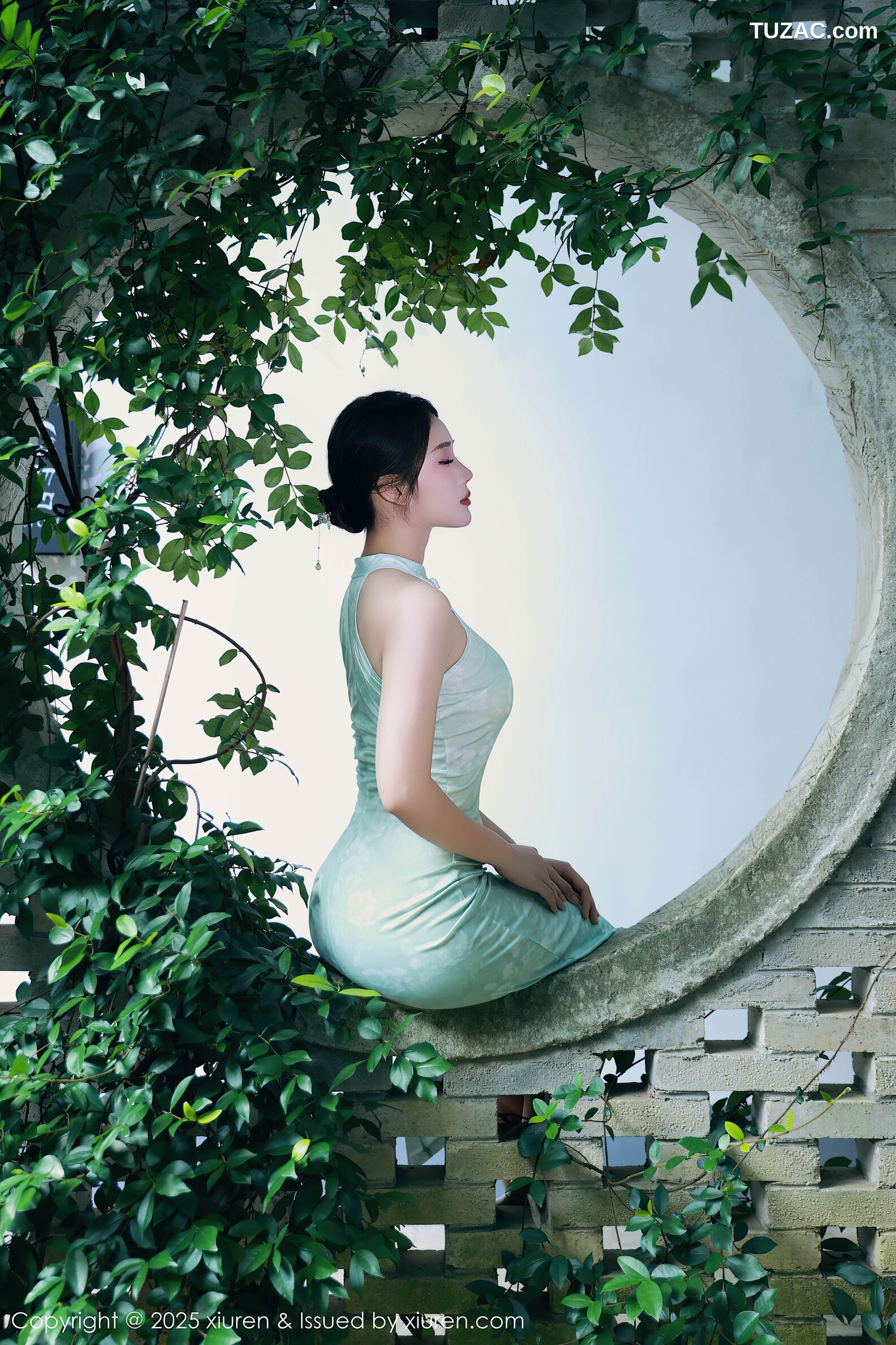 XiuRen秀人网-10538-南乔-浅绿色旗袍户外-透视白纱湿身爆乳-2025.07.11