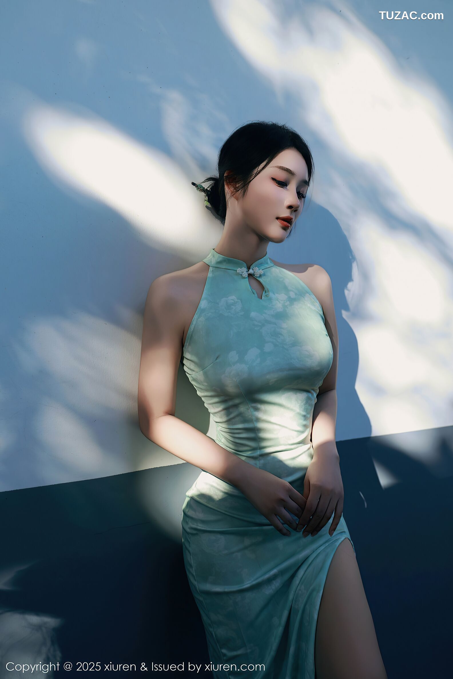XiuRen秀人网-10538-南乔-浅绿色旗袍户外-透视白纱湿身爆乳-2025.07.11