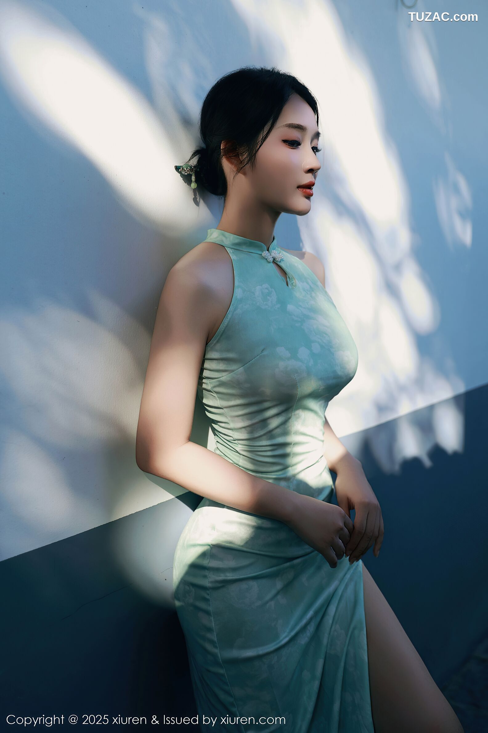 XiuRen秀人网-10538-南乔-浅绿色旗袍户外-透视白纱湿身爆乳-2025.07.11