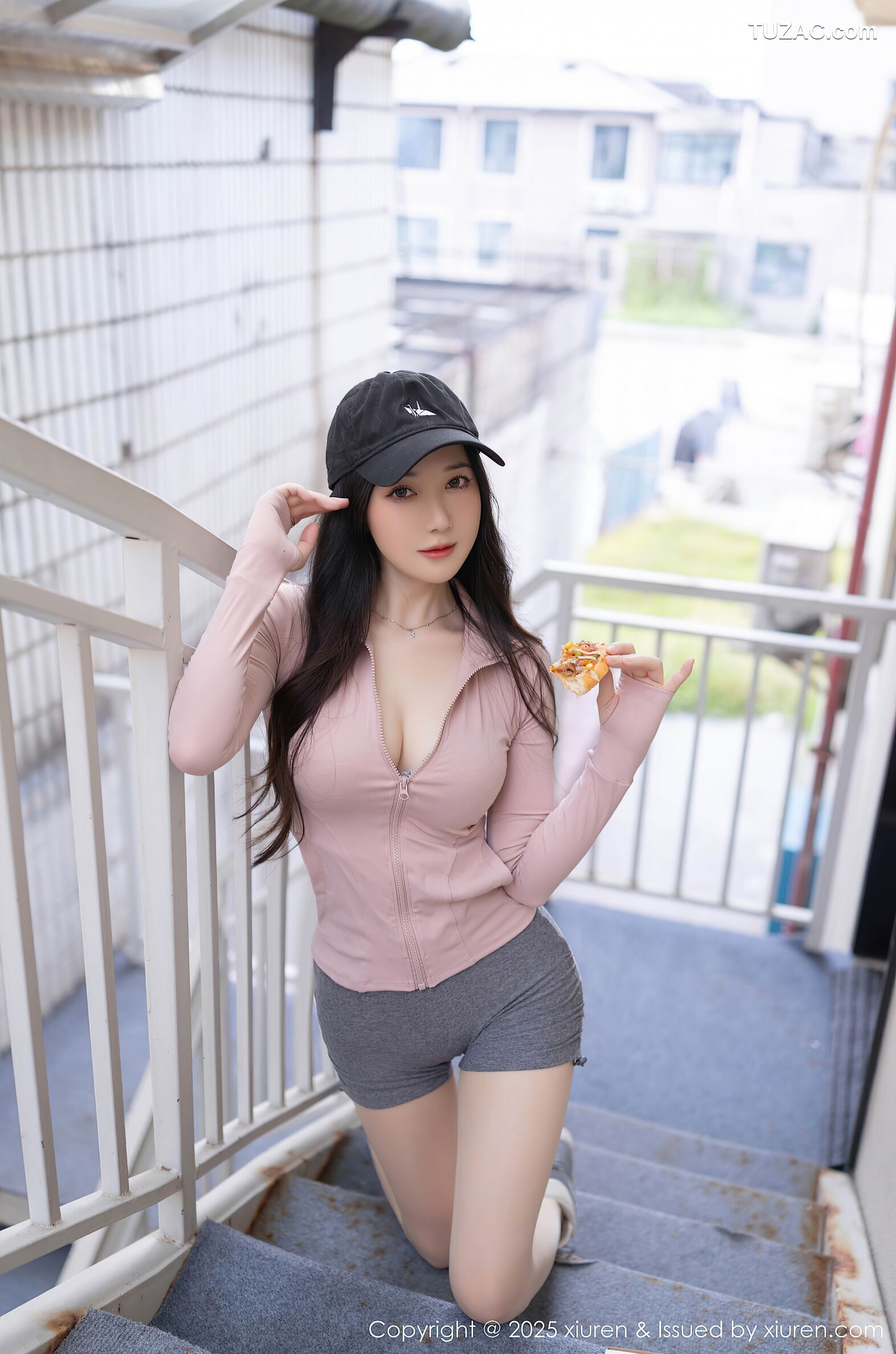 XiuRen秀人网-10542-鱼子酱Fish-淡粉运动上衣运动短裤-2025.07.11