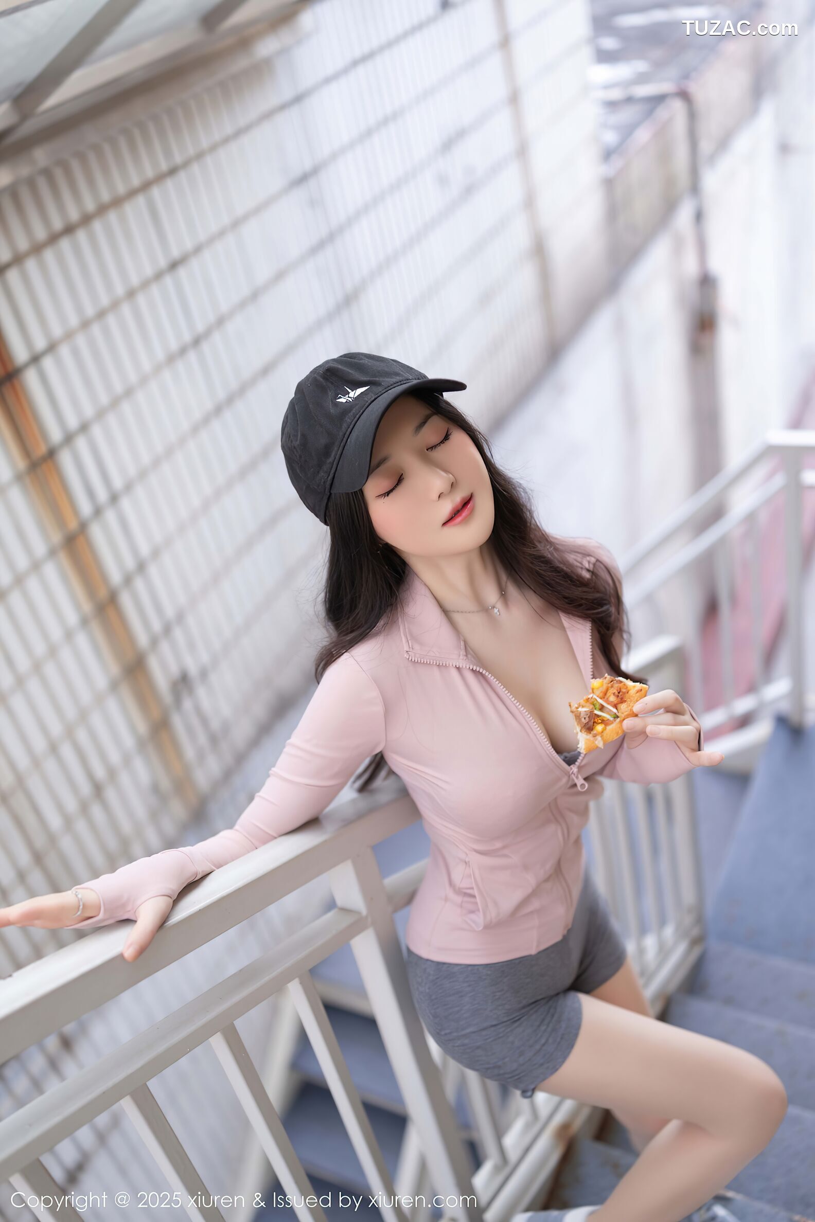 XiuRen秀人网-10542-鱼子酱Fish-淡粉运动上衣运动短裤-2025.07.11