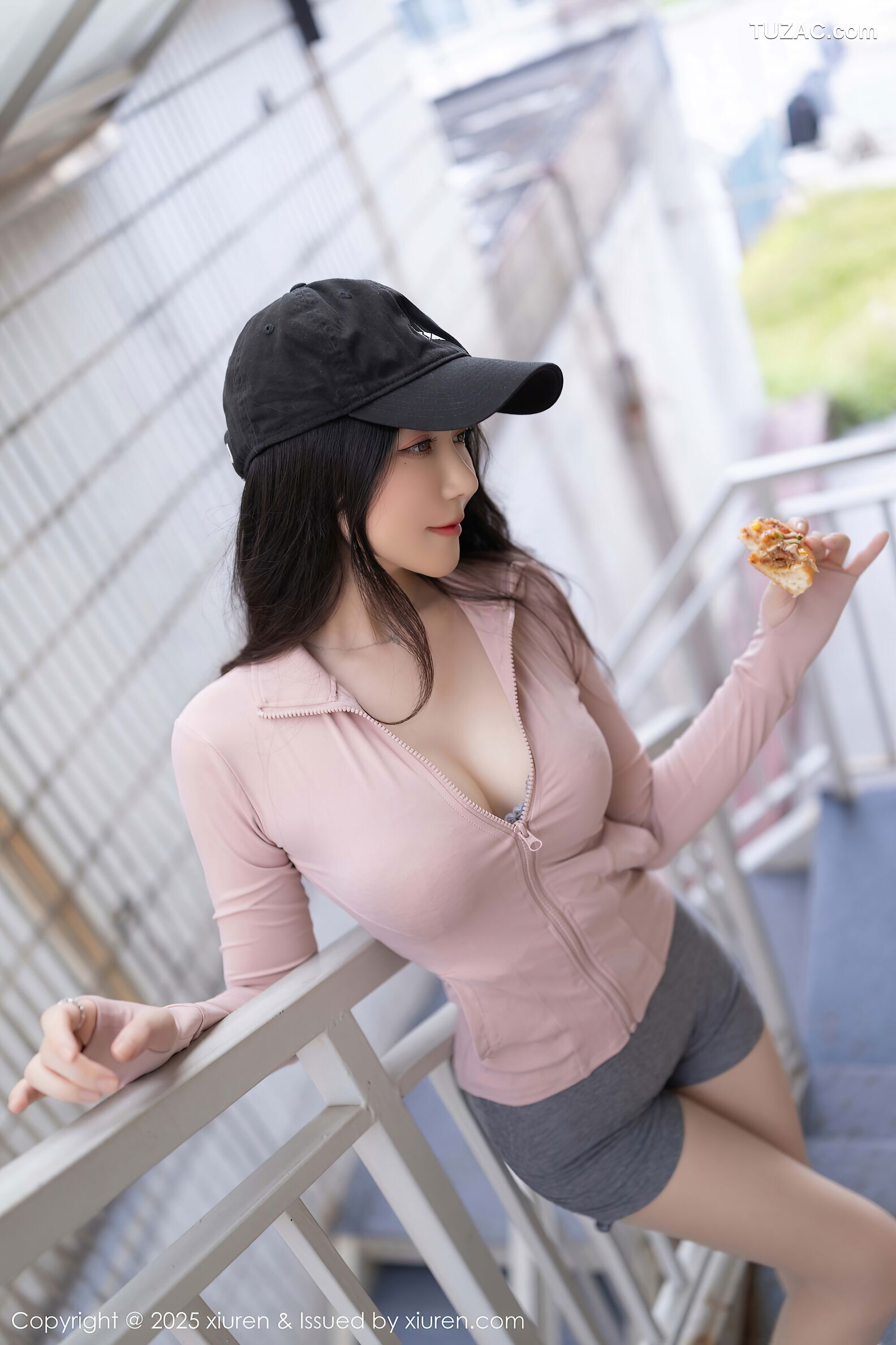XiuRen秀人网-10542-鱼子酱Fish-淡粉运动上衣运动短裤-2025.07.11