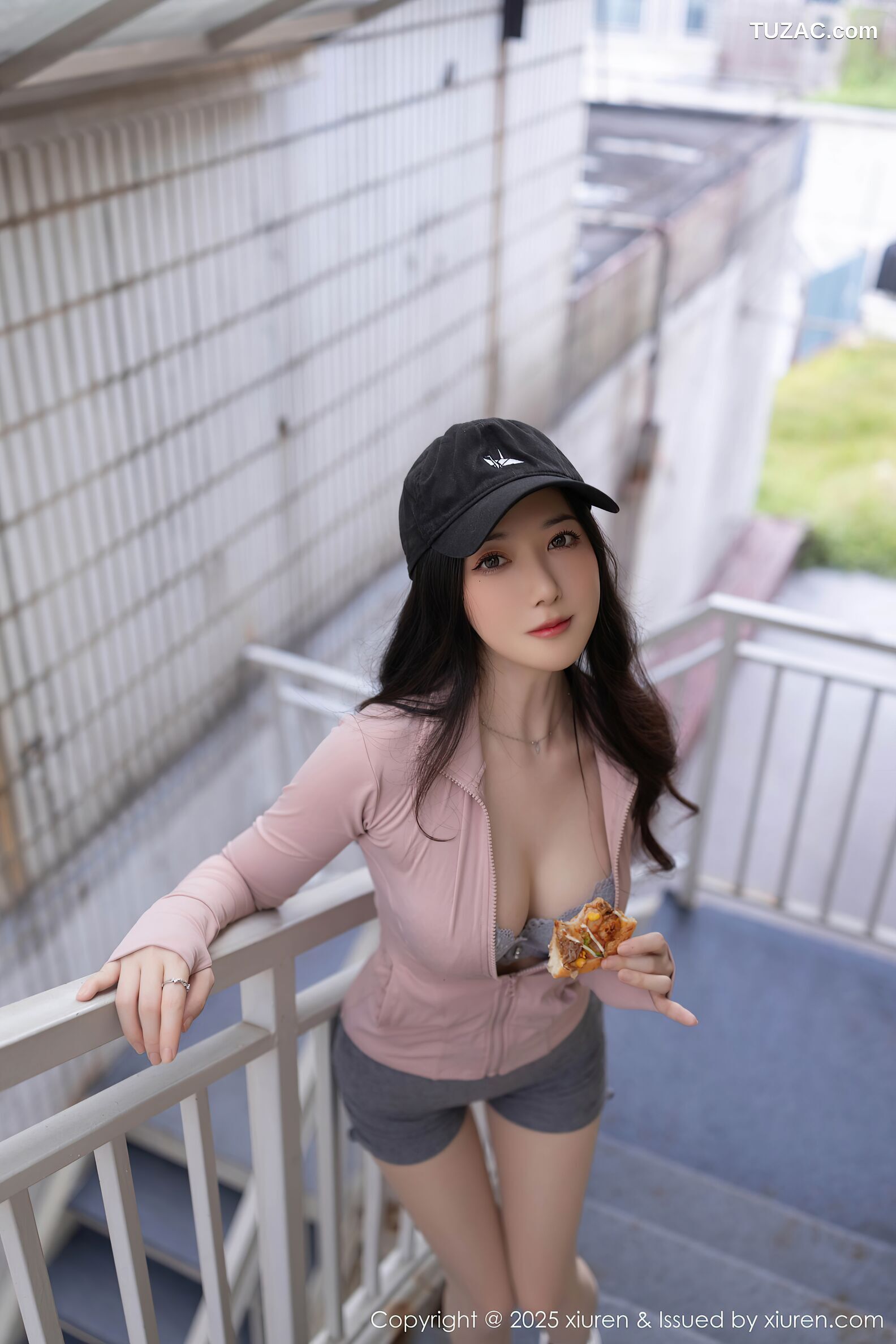 XiuRen秀人网-10542-鱼子酱Fish-淡粉运动上衣运动短裤-2025.07.11