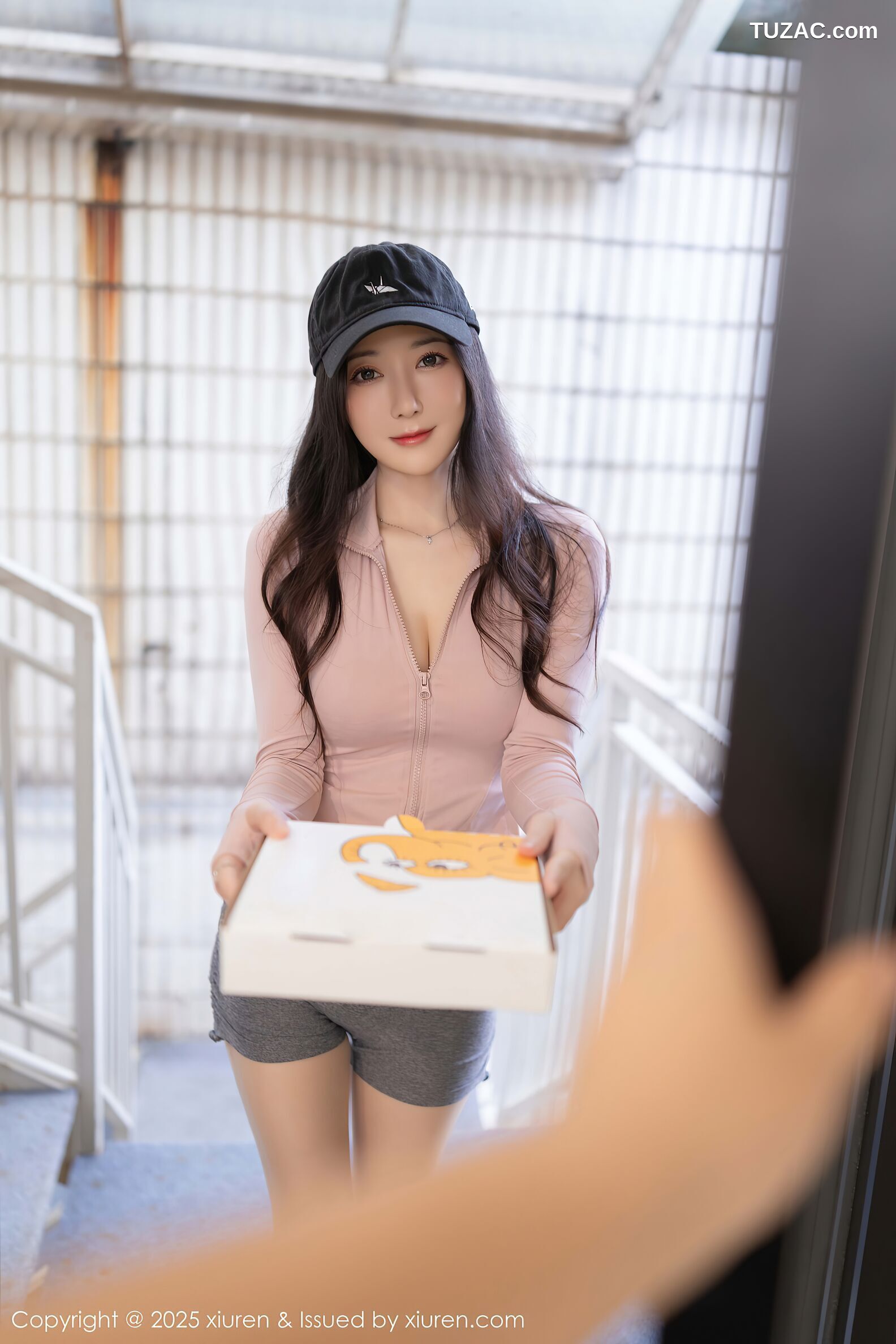 XiuRen秀人网-10542-鱼子酱Fish-淡粉运动上衣运动短裤-2025.07.11
