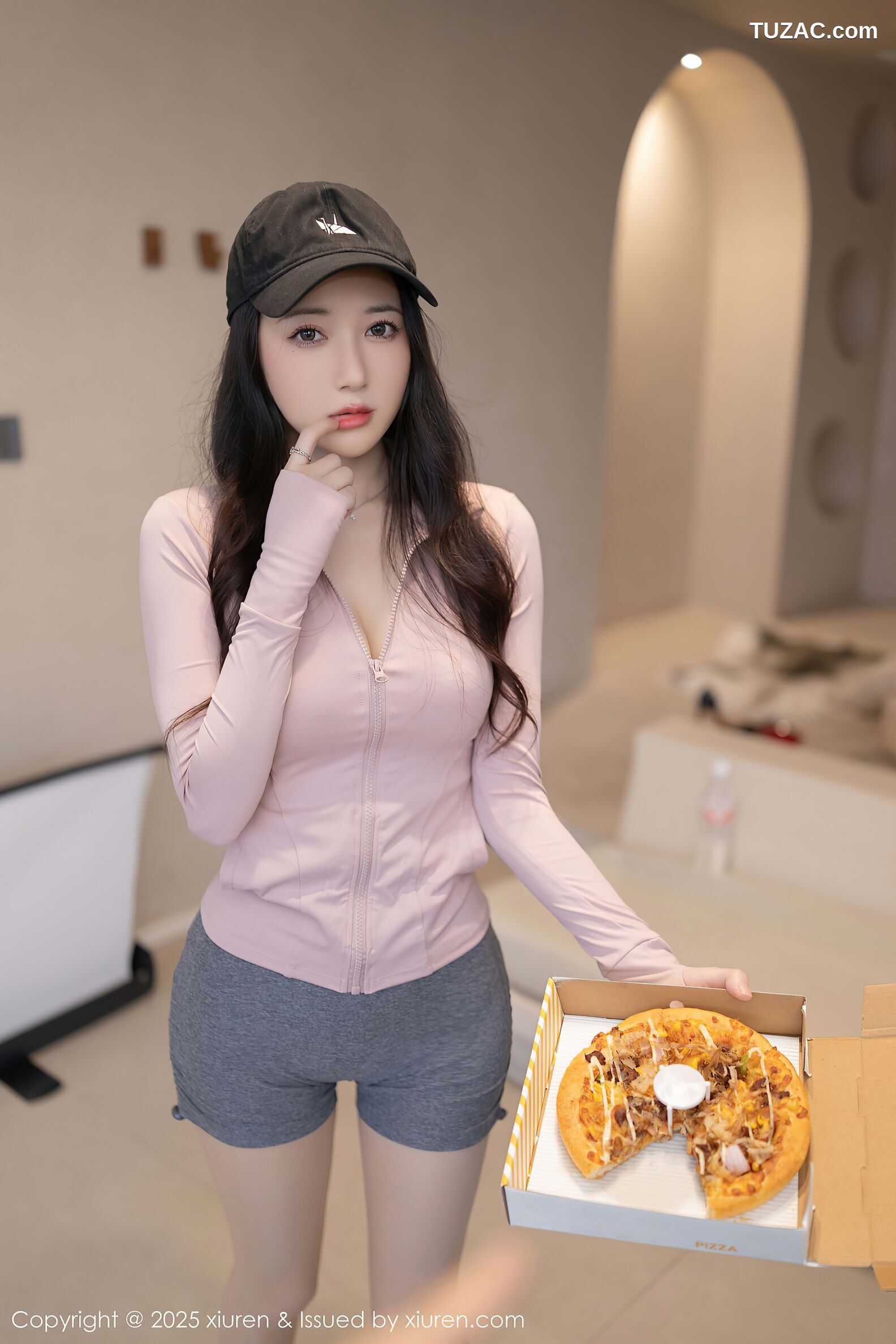 XiuRen秀人网-10542-鱼子酱Fish-淡粉运动上衣运动短裤-2025.07.11