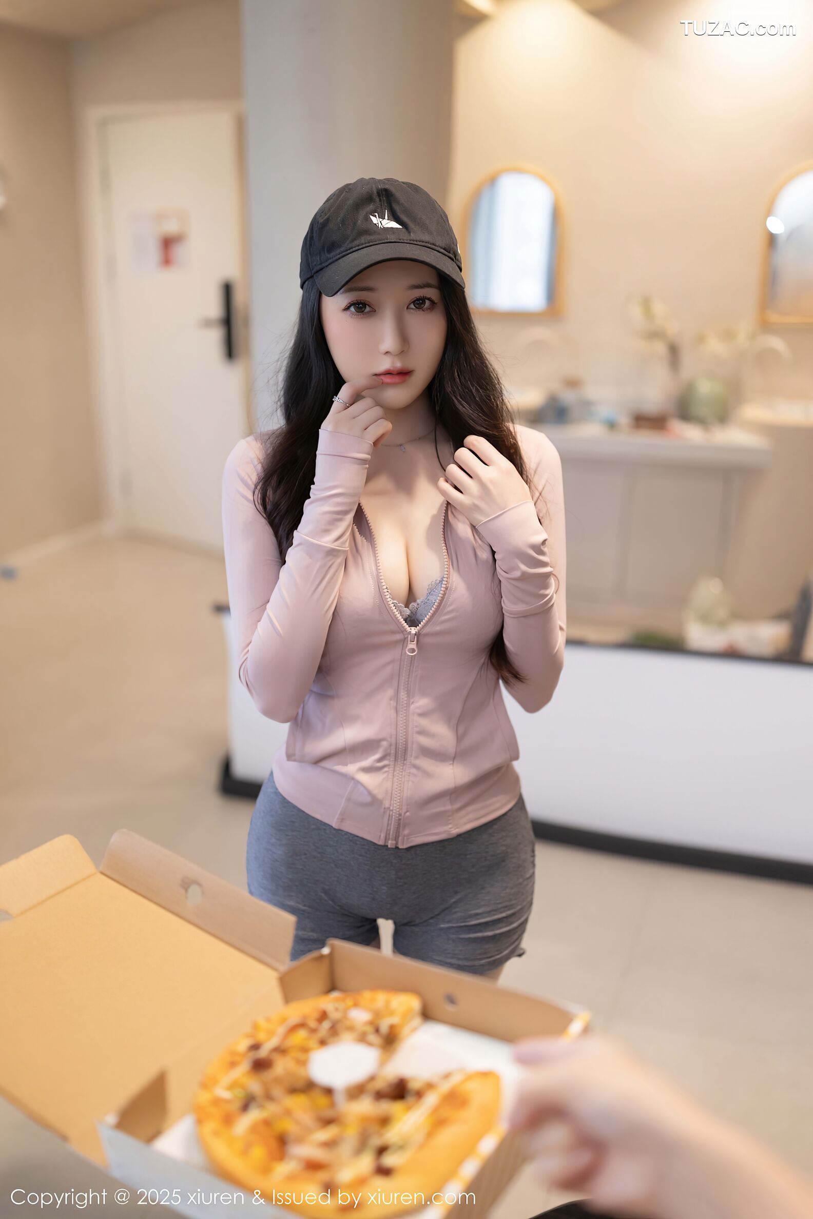 XiuRen秀人网-10542-鱼子酱Fish-淡粉运动上衣运动短裤-2025.07.11