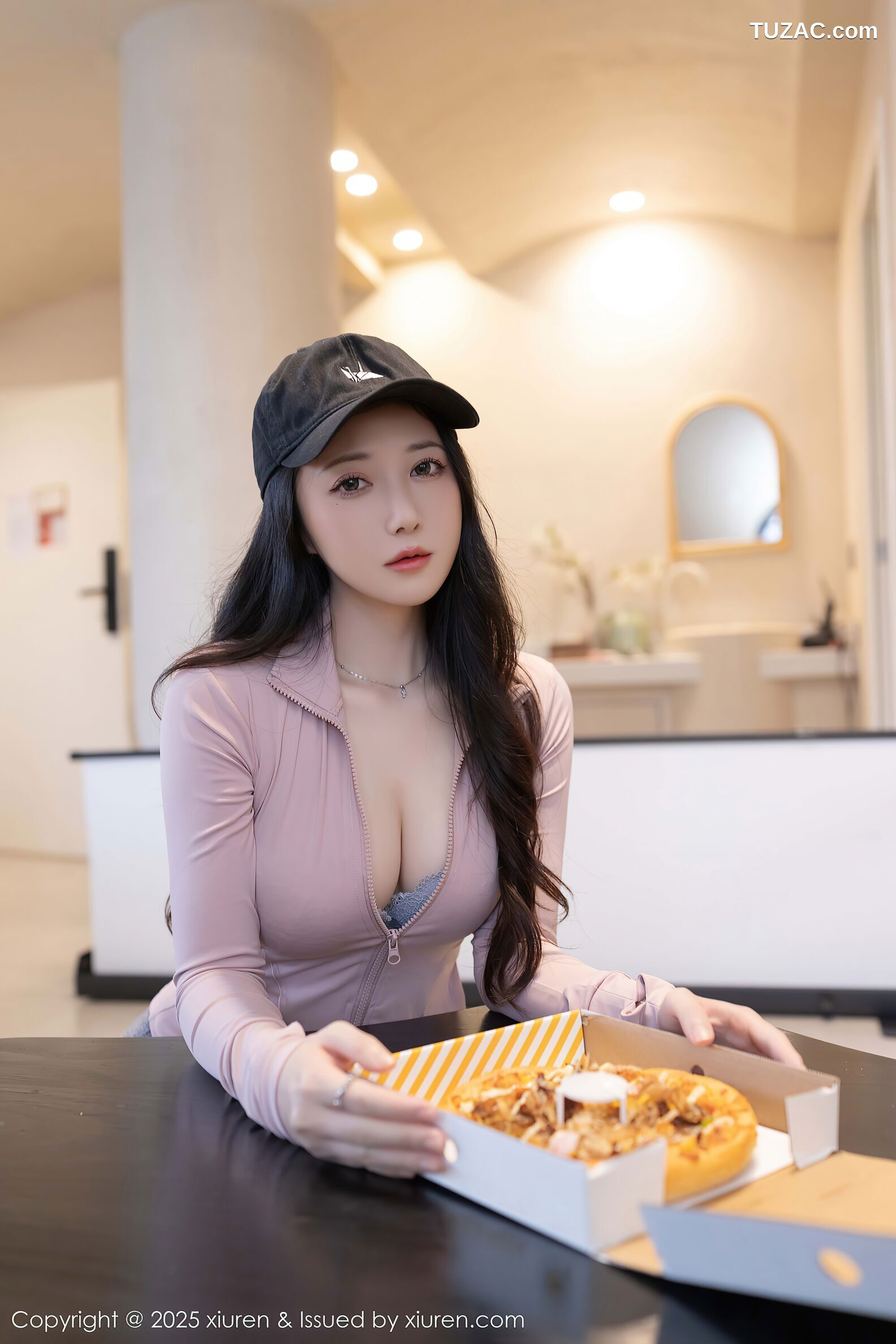 XiuRen秀人网-10542-鱼子酱Fish-淡粉运动上衣运动短裤-2025.07.11