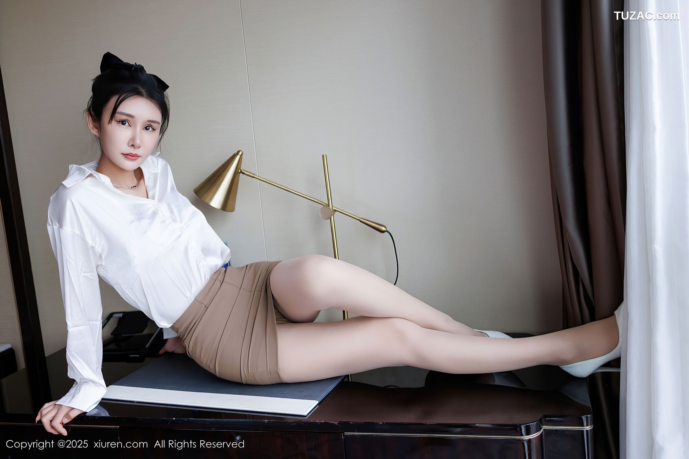 XiuRen秀人网-10543-艺艺yiyi-白衬衫米色短裙白蕾丝内衣-2025.07.14