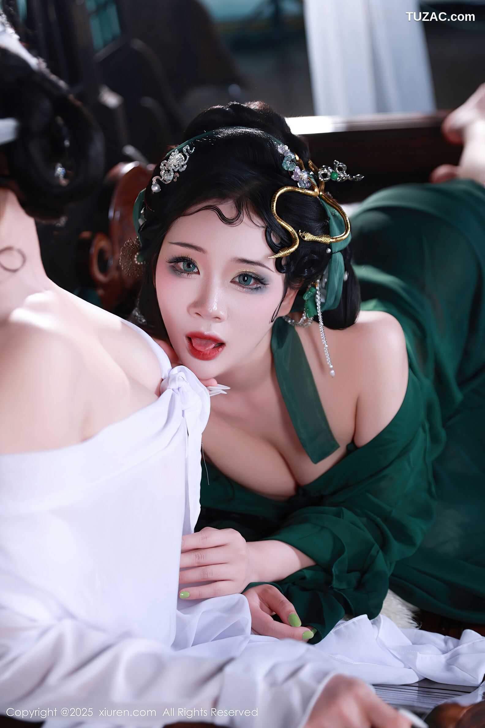 XiuRen秀人网-10561-南乔-玫瑰我爱你-古风姐妹花《青蛇》主题-2025.07.18