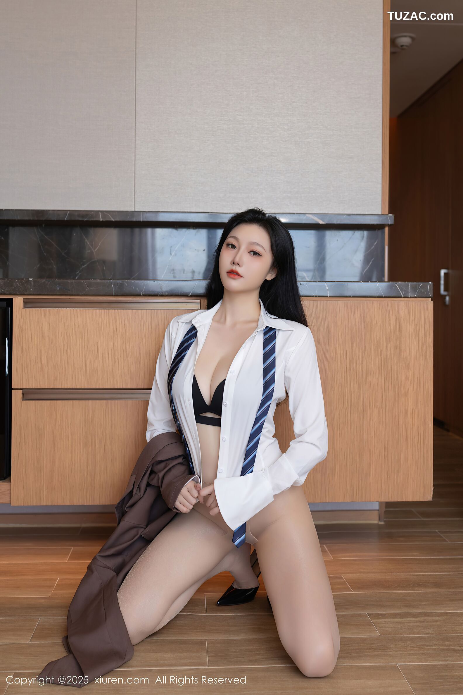 XiuRen秀人网-10571-安然anran-褐色裙装制服白衬衫爆乳肉丝-2025.07.22
