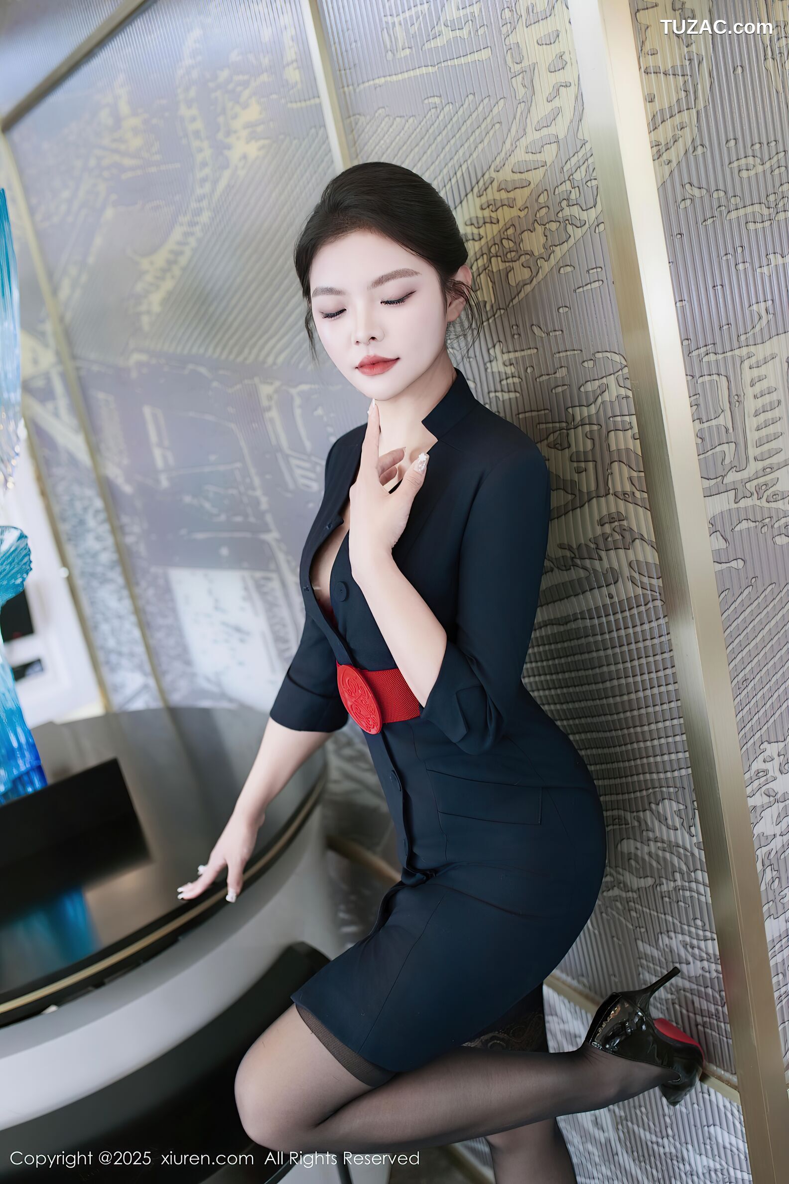 XiuRen秀人网-10574-冬安-深蓝色制服红色内衣黑丝-2025.07.23