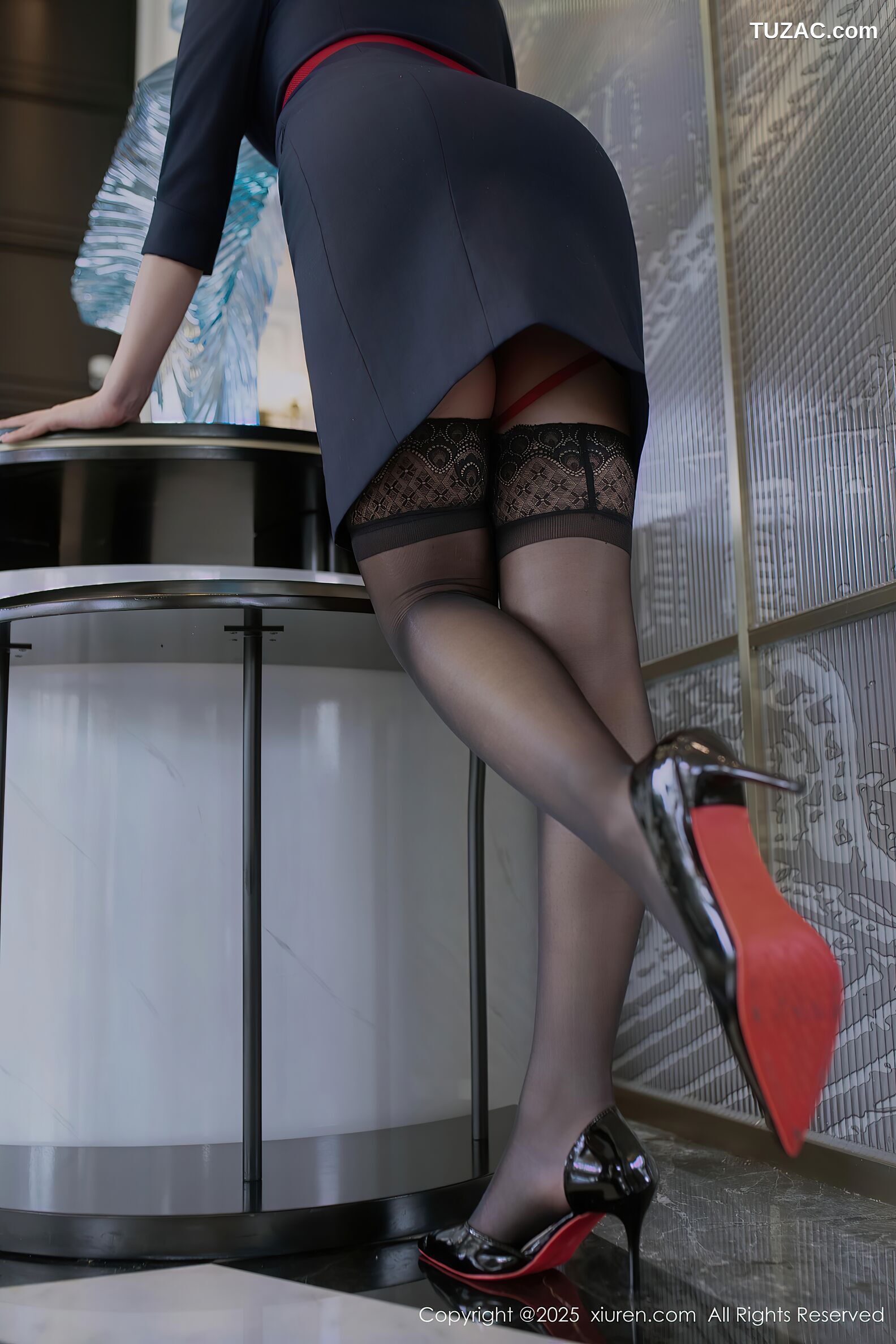 XiuRen秀人网-10574-冬安-深蓝色制服红色内衣黑丝-2025.07.23