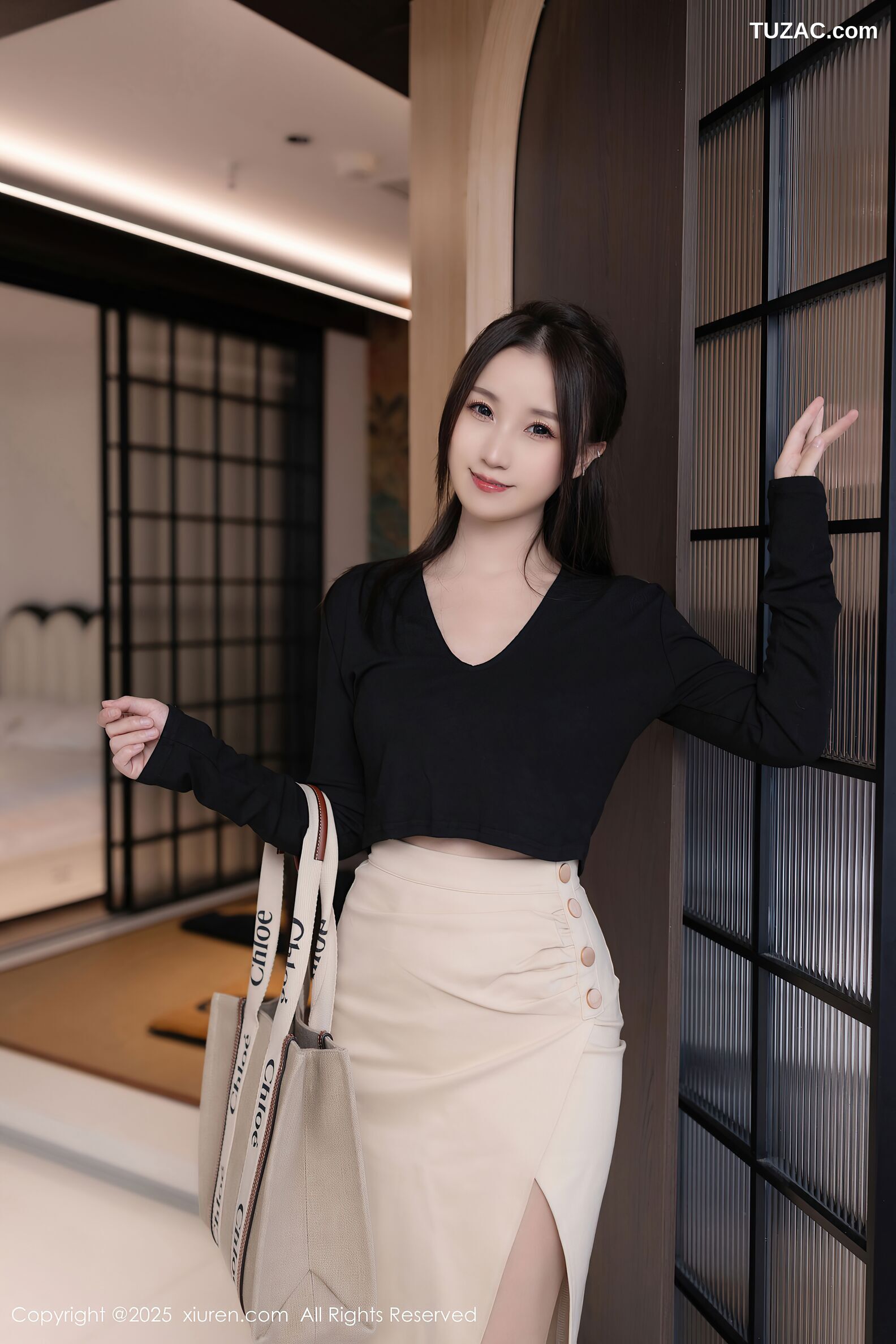 XiuRen秀人网-10576-杏子Yada-诱惑闺蜜弟弟-OL黑T白短裙肉丝-2025.07.23