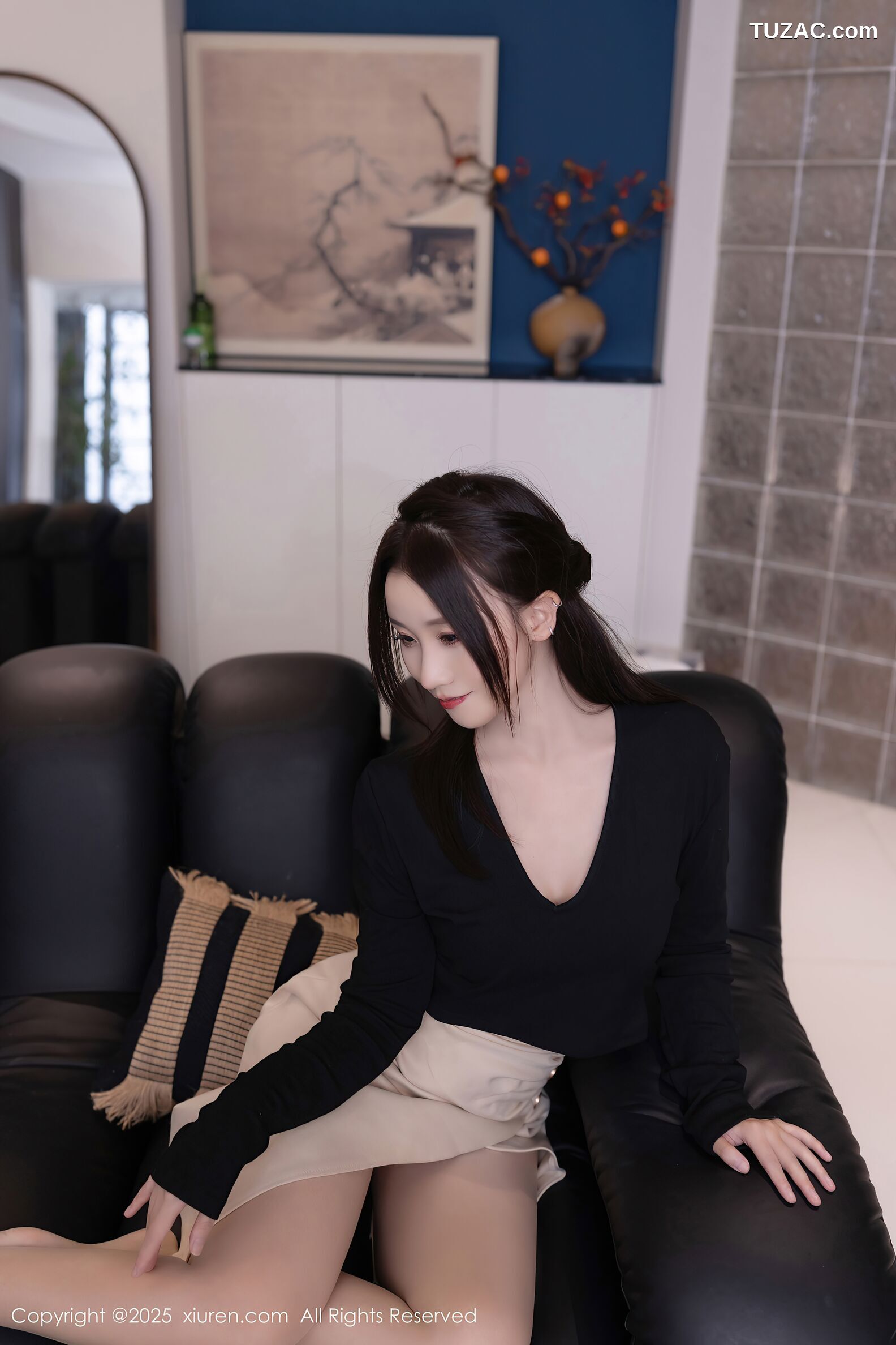 XiuRen秀人网-10576-杏子Yada-诱惑闺蜜弟弟-OL黑T白短裙肉丝-2025.07.23