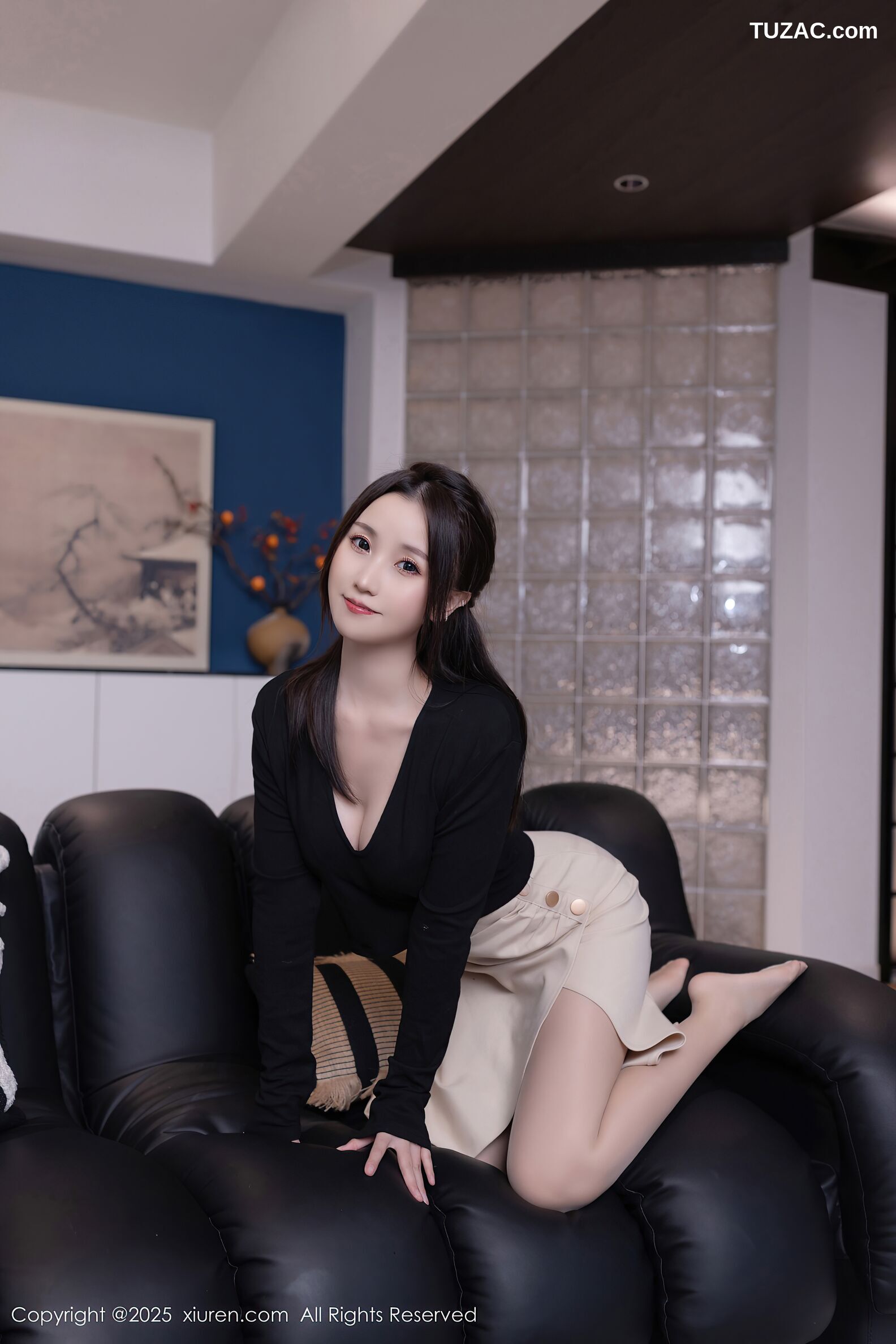 XiuRen秀人网-10576-杏子Yada-诱惑闺蜜弟弟-OL黑T白短裙肉丝-2025.07.23