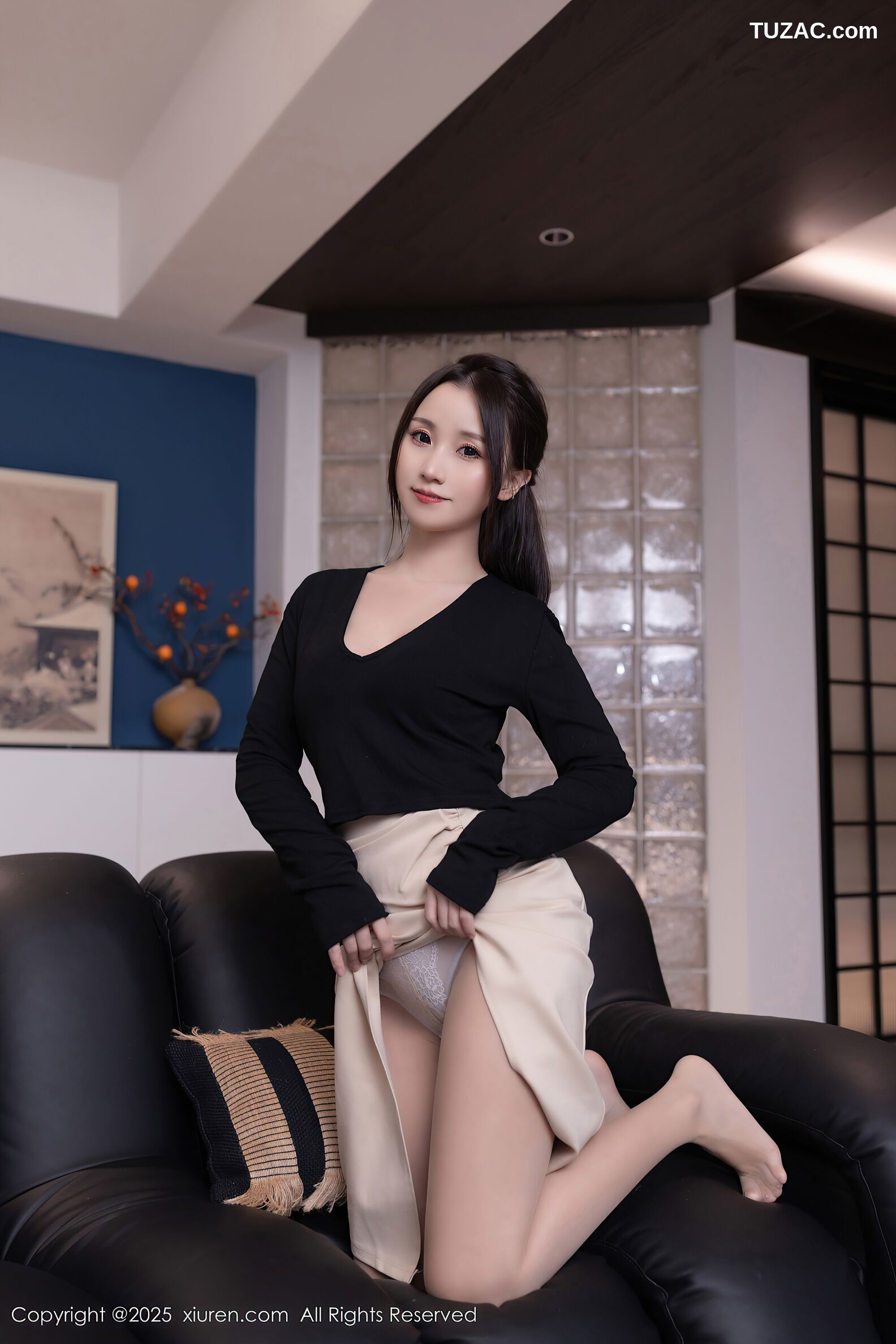 XiuRen秀人网-10576-杏子Yada-诱惑闺蜜弟弟-OL黑T白短裙肉丝-2025.07.23