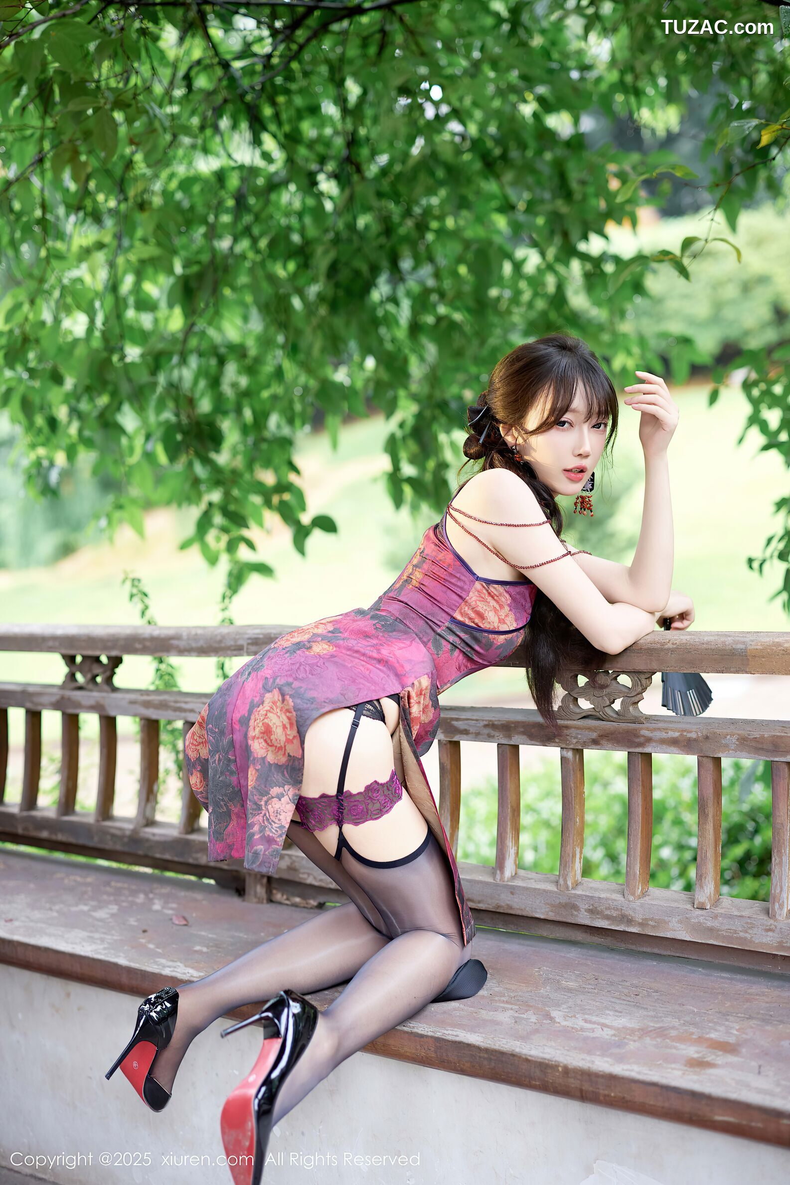 XiuRen秀人网-10593-玥儿玥er-紫色旗袍街拍黑丝高跟-2025.07.28
